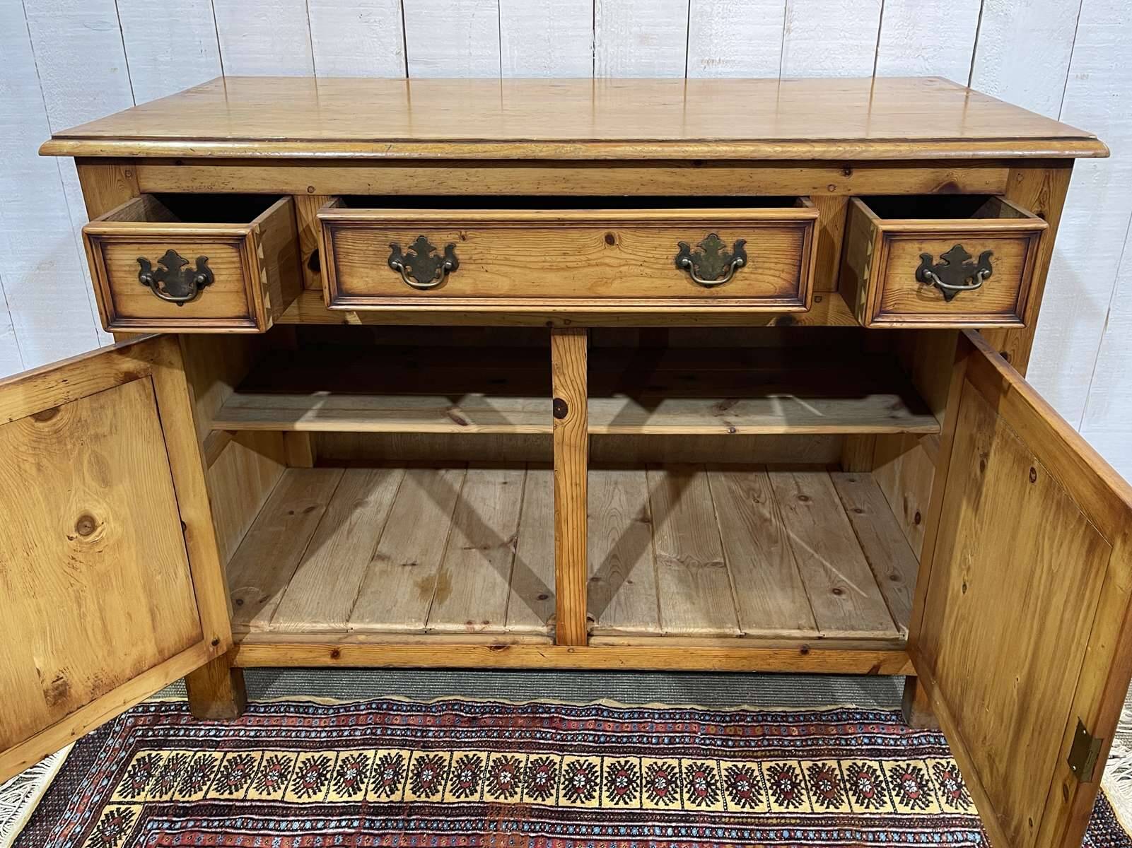 Buffet anglais en sapin des années 1950