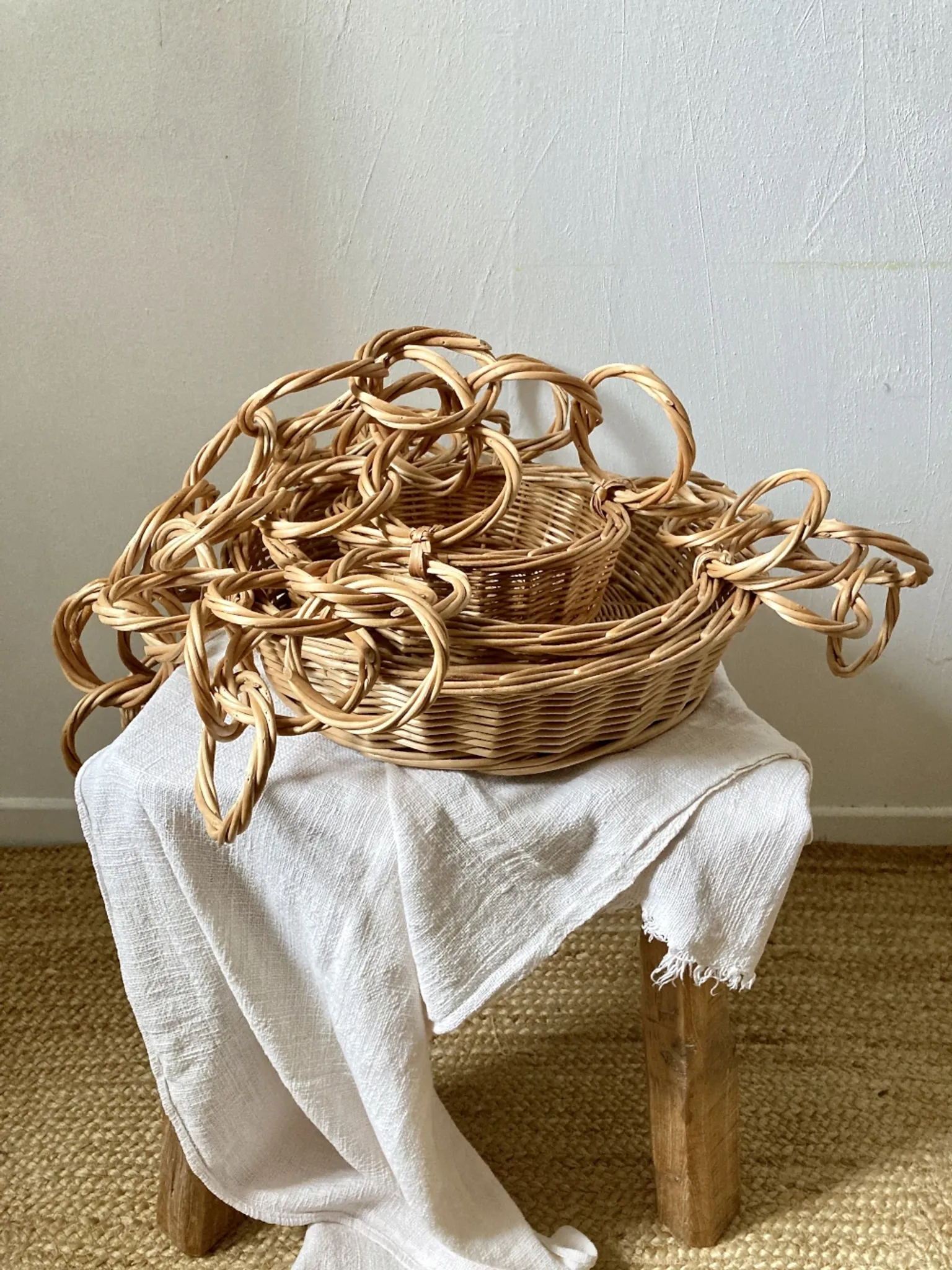 Large wicker suspension with three baskets, twisted ring chain.