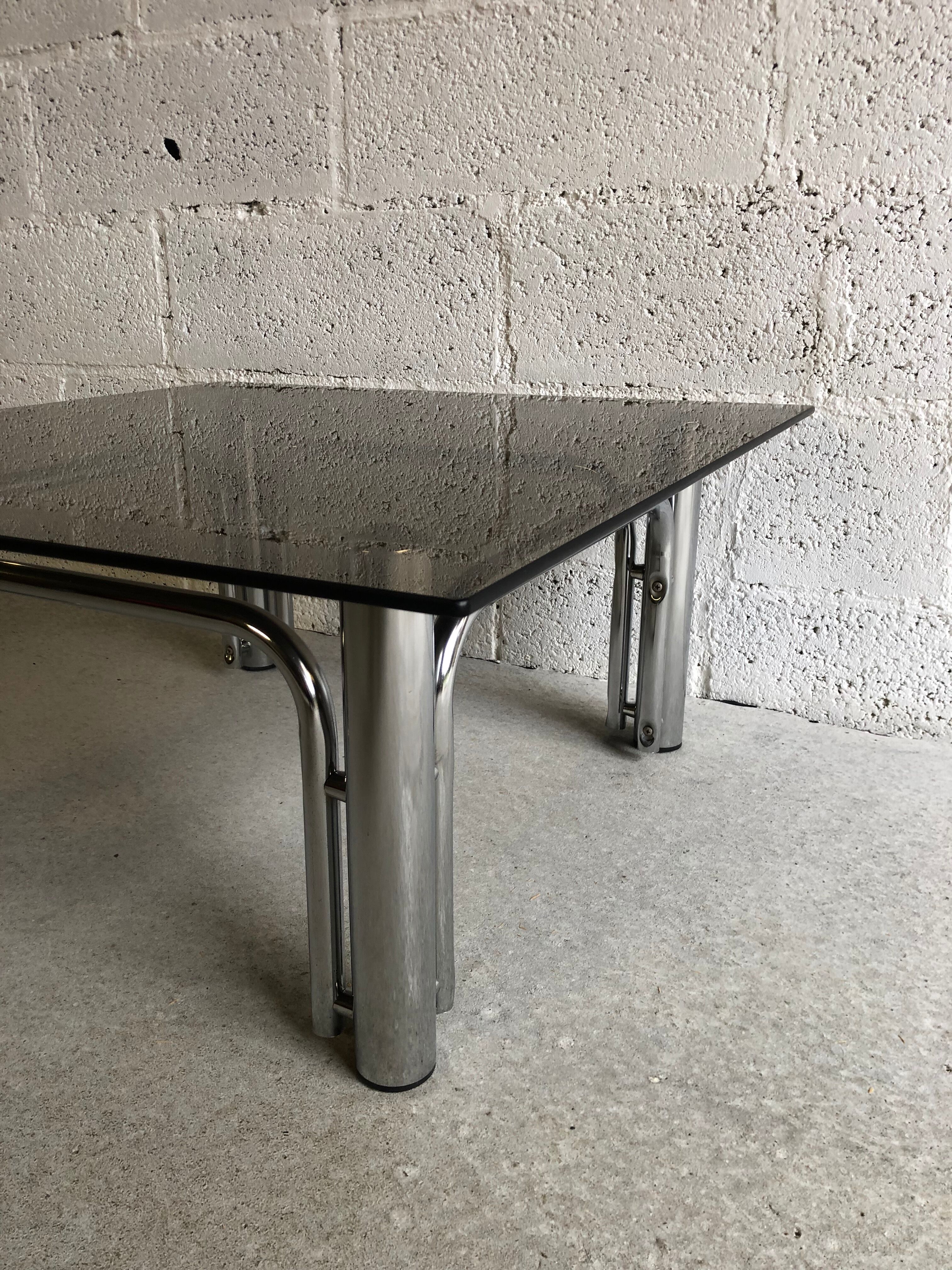 Table basse verre fumé et métal chromé années 70