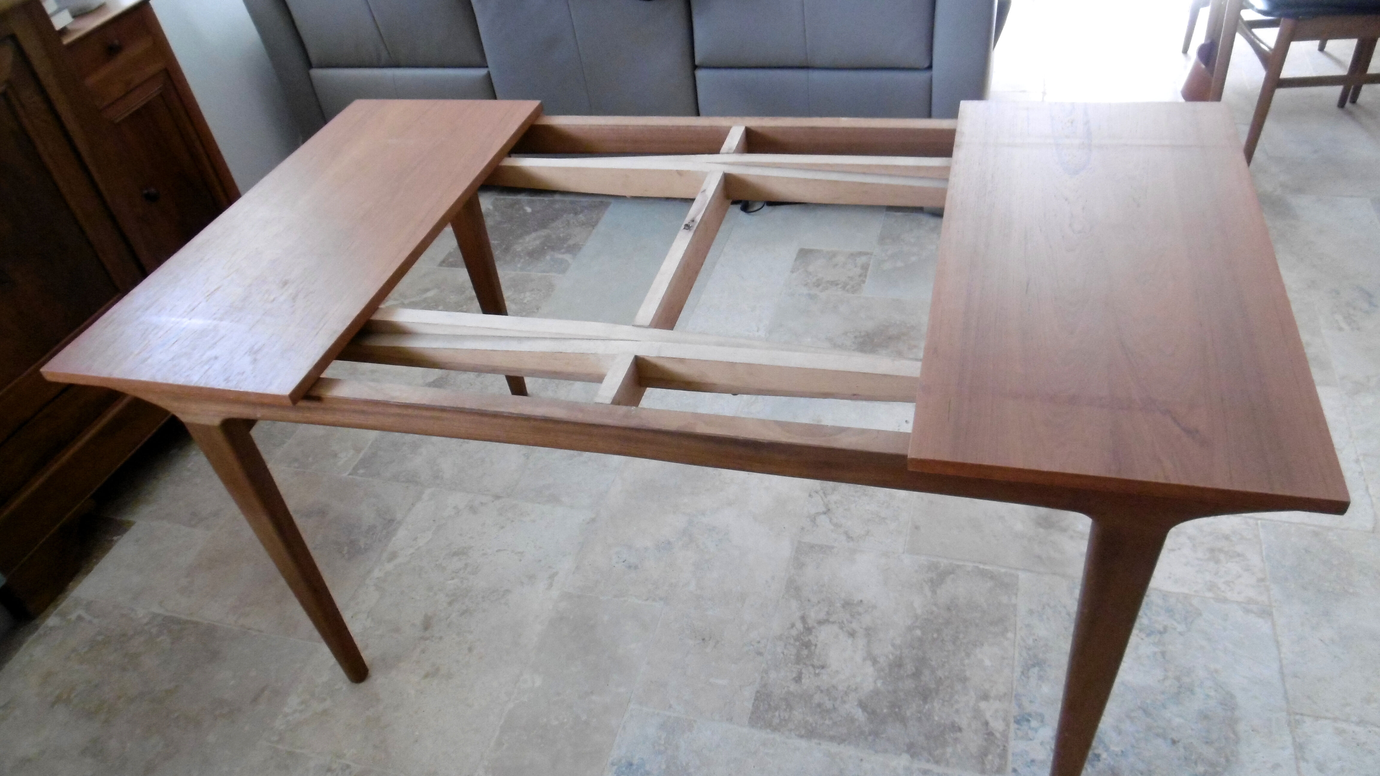 Table avec deux allonges et ses 6 chaises scandinave en teck des années 1970