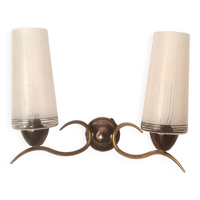 Applique 2 feux  en métal doré et flûtes en verre opaque, 1950-1960