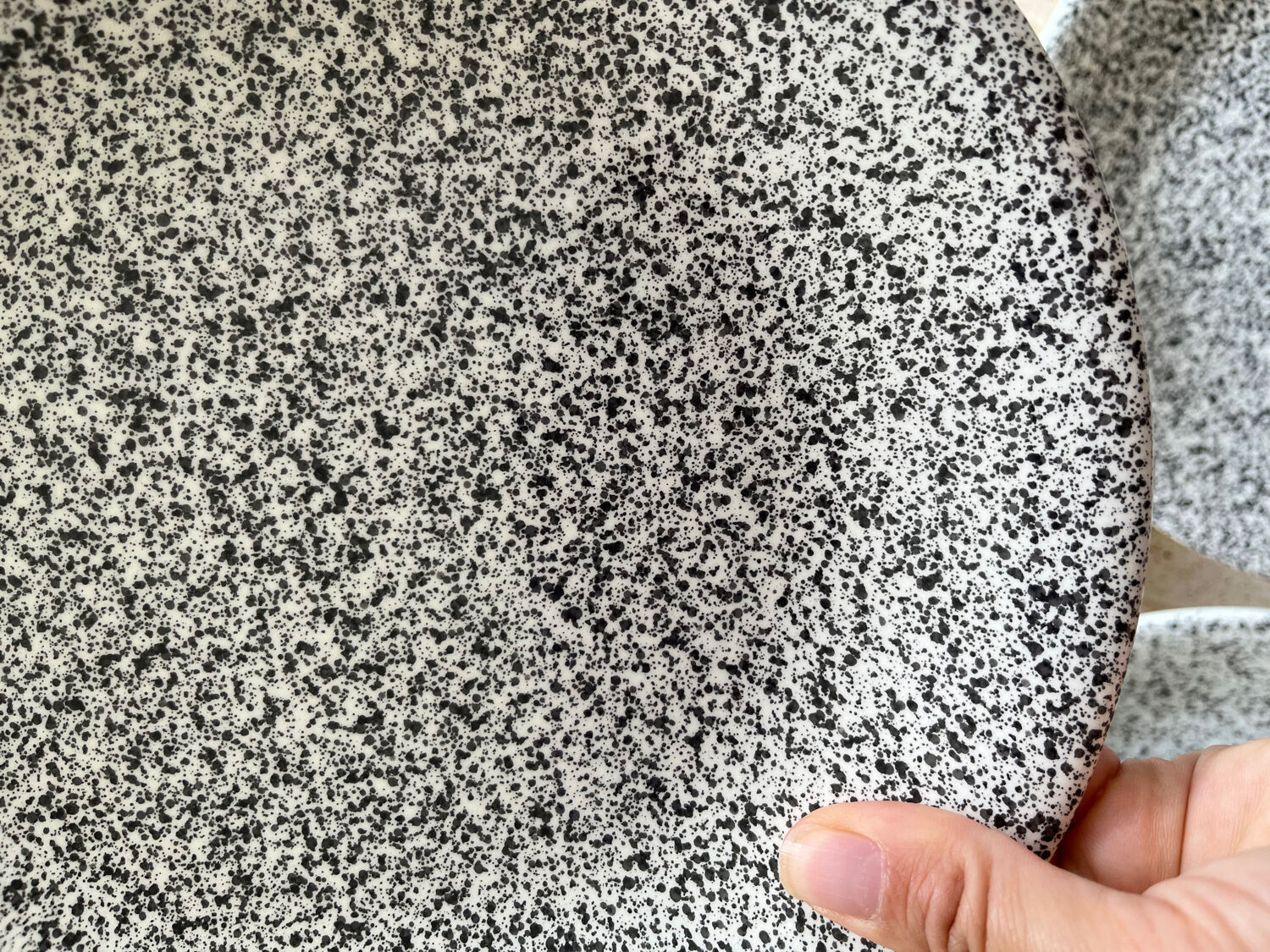 8 flat plates in speckled ceramic