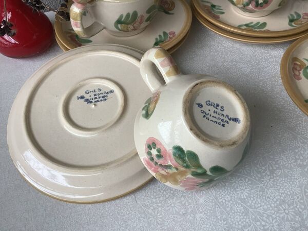 Tasses HB Henriot Quimper en grès, décor floral peint à main