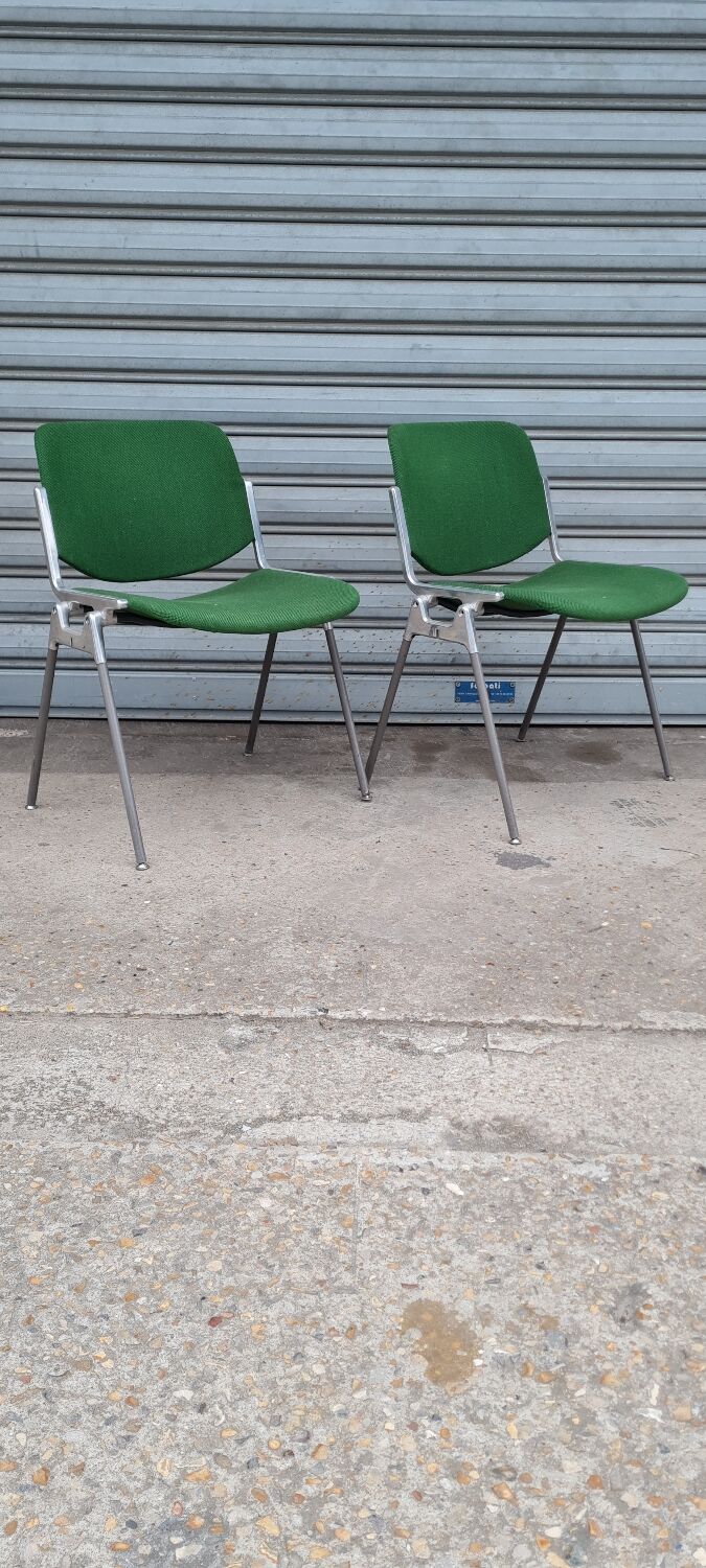 Paire de chaises modèle DSC 106 de Giancarlo Piretti pour anonima