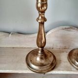 Paire de bougeoirs en laiton et bobèches en forme de fleur en verre opaque