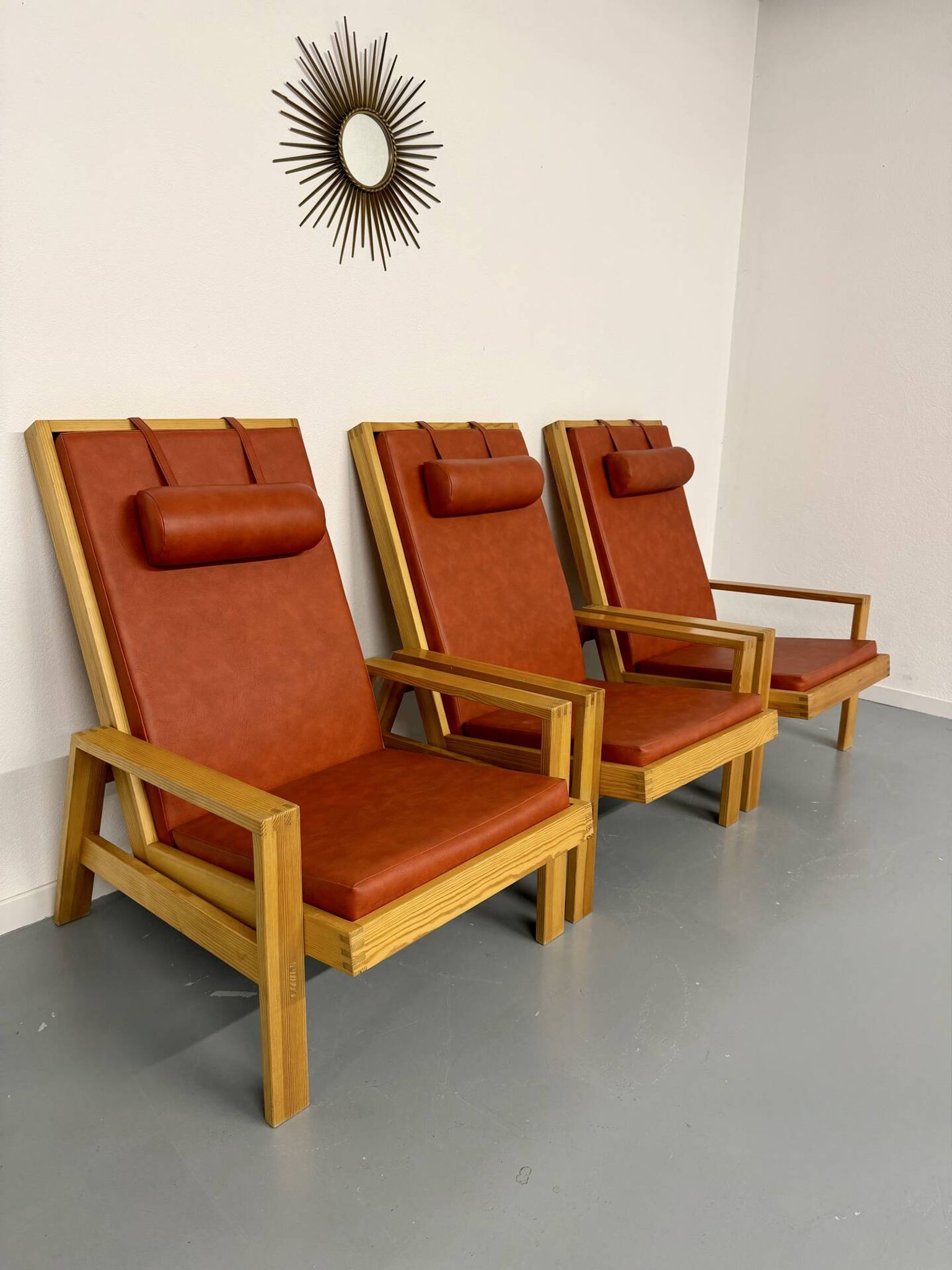 Scandinavian design lounge set in pine with 3 lounge chairs and a table from the 70s.