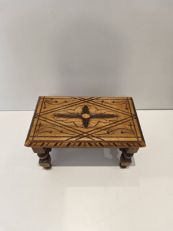 Petit banc repose-pied en bois massif sculpté vintage