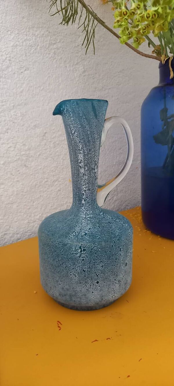 Carafe en verre bleu