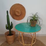 Table basse tripode en rotin relookée vintage