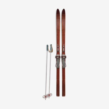 Pair skis 1950 with baton
