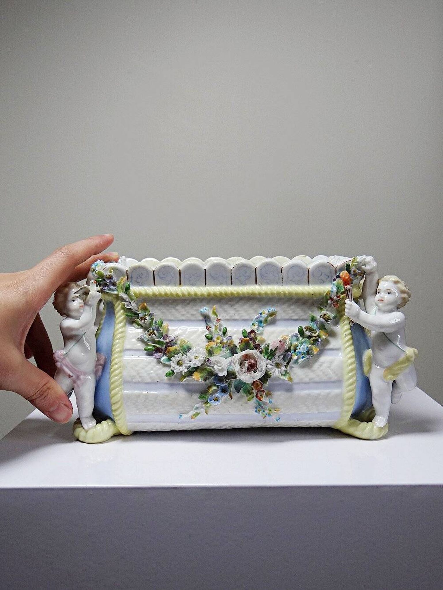 Small porcelain planter in antique German Putti style Meissen from the 19th century.