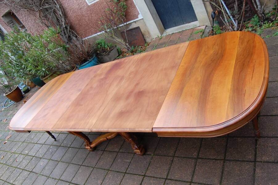 Napoleon III period walnut table from the late 19th century with extensions for 16 covers.