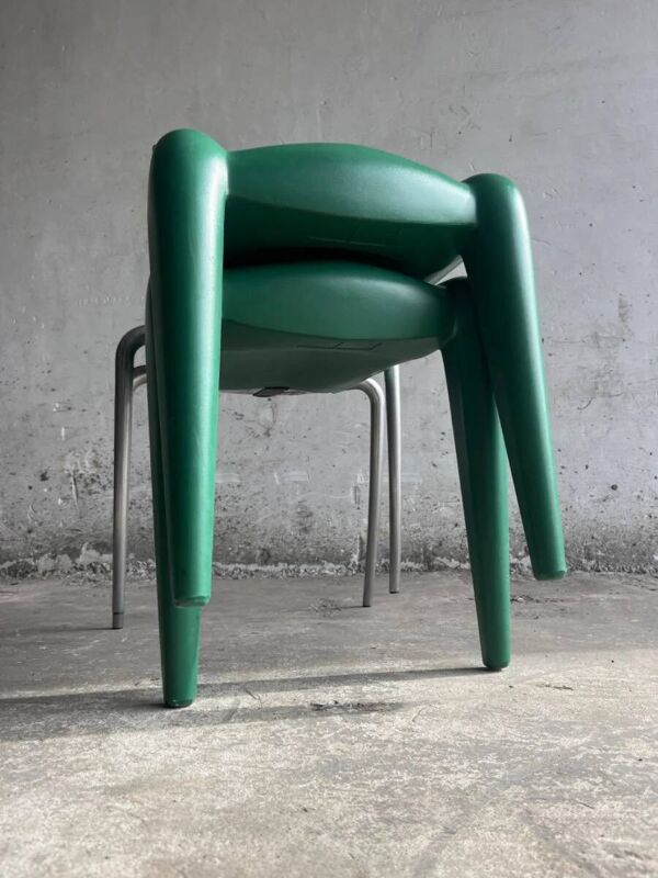 Fauteuil Louis 20 vintage Philippe Starck, coque en plastique moulé bleu et pieds en métal