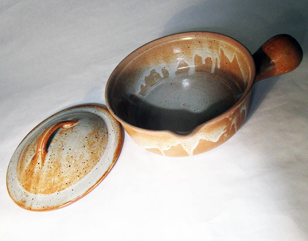 Sandstone pan with lid