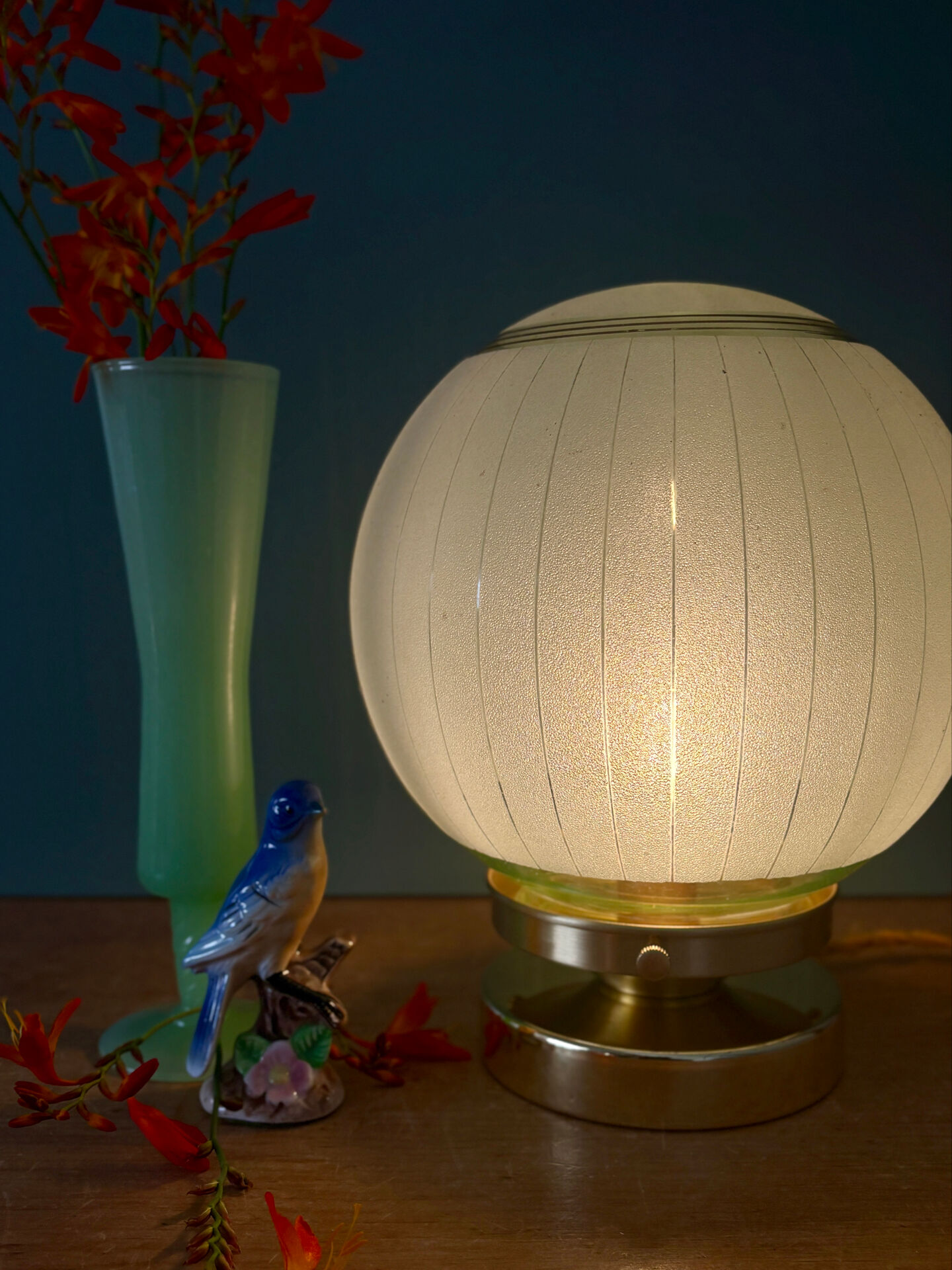 Lampe à poser globe vintage en verre granité vert et doré