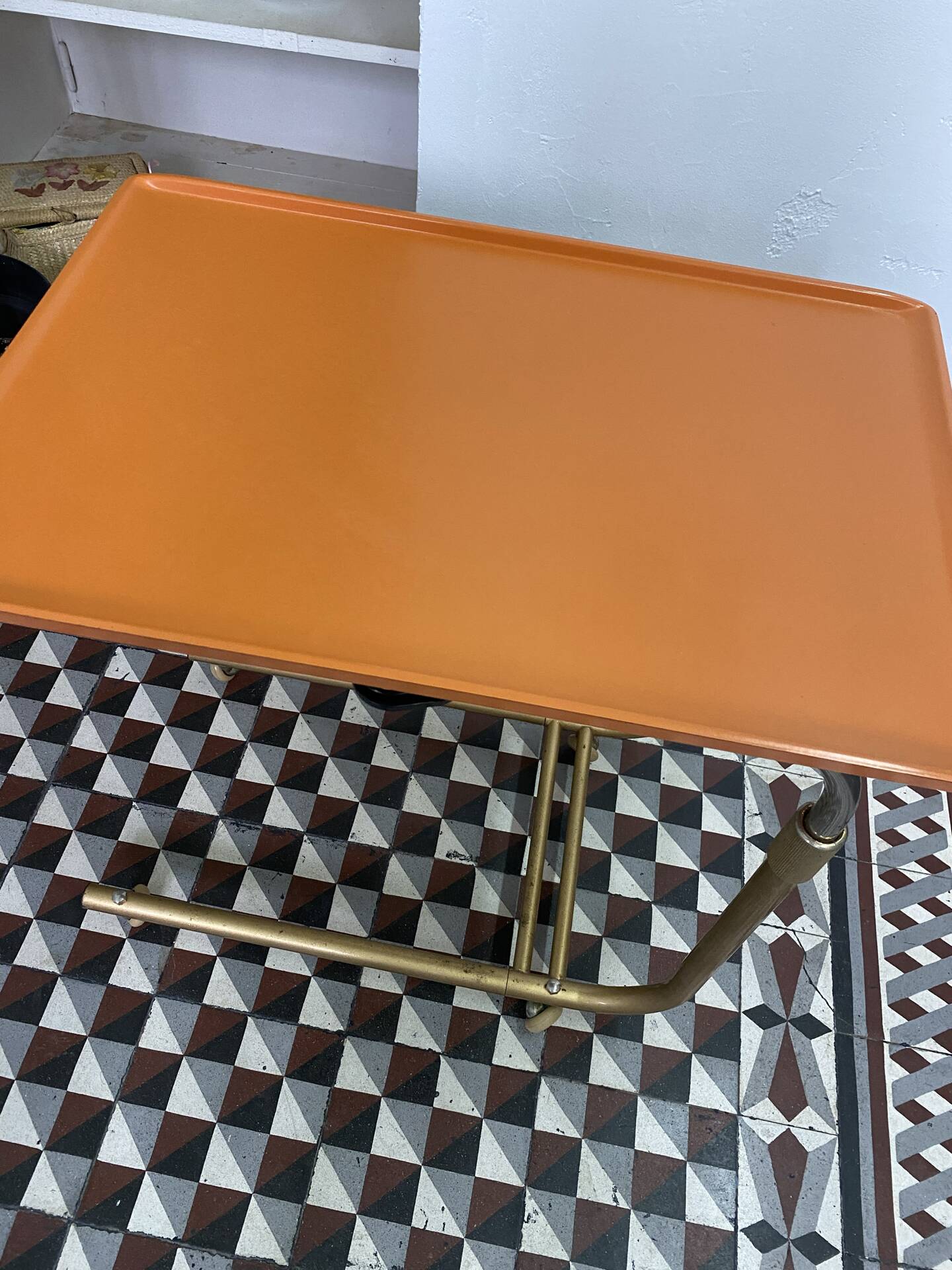 Table d’appoint vintage Werzalit – années 60/70 – plateau orange