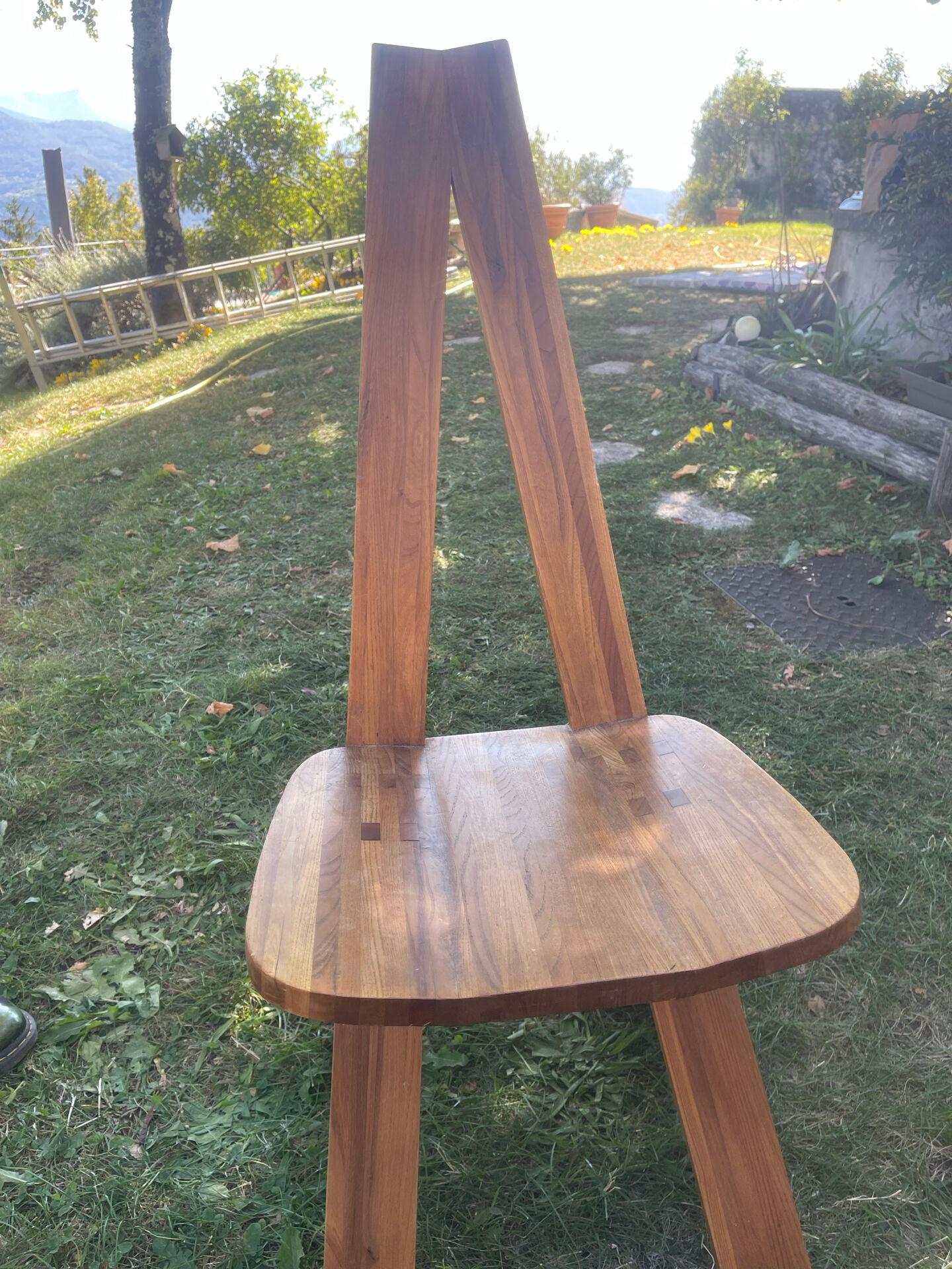 Round table + 2 chairs and 2 rounded benches suitable for the table.