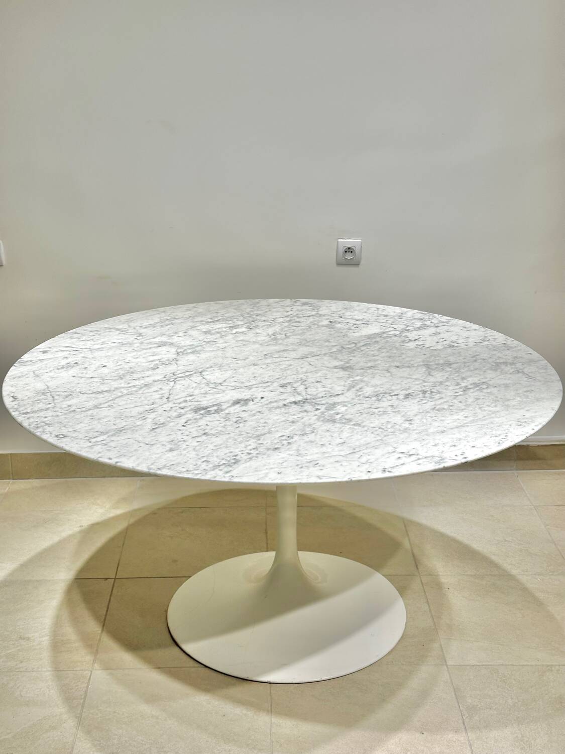Knoll Saarinen Tulip Table 137cm in marble