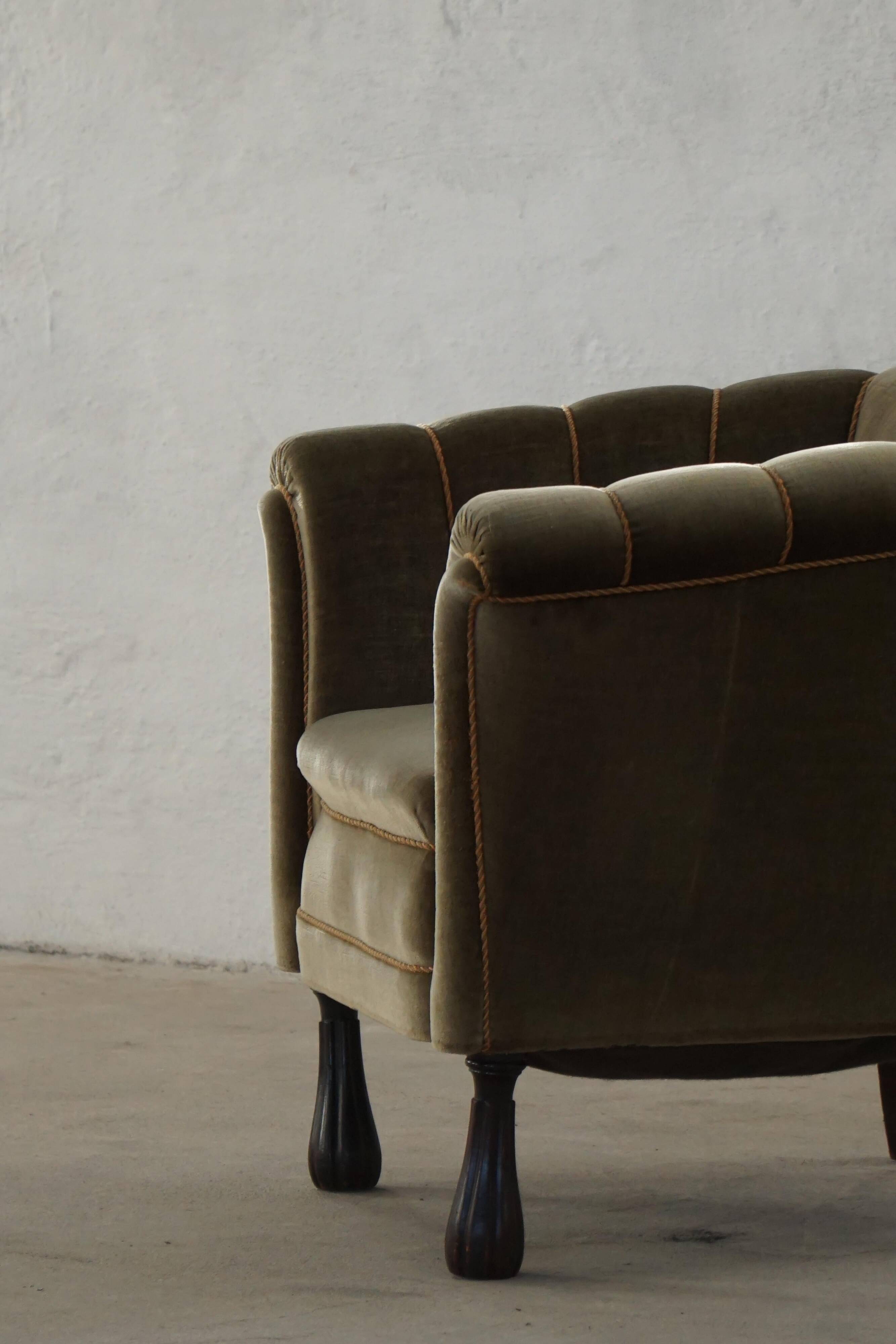 Mid-20th century, pair of Danish shell lounge chairs in green velvet, 1940s.