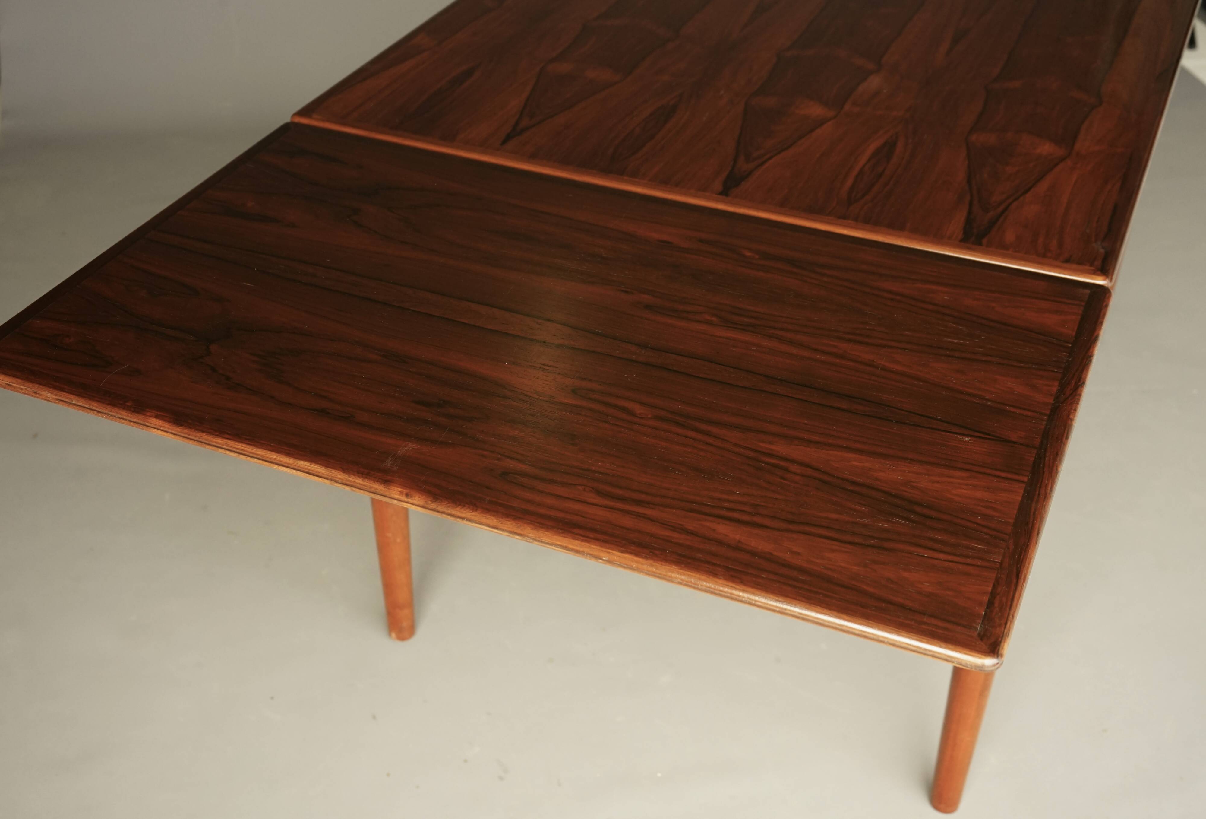 Scandinavian Rosewood extendable Dining Table. 1960s