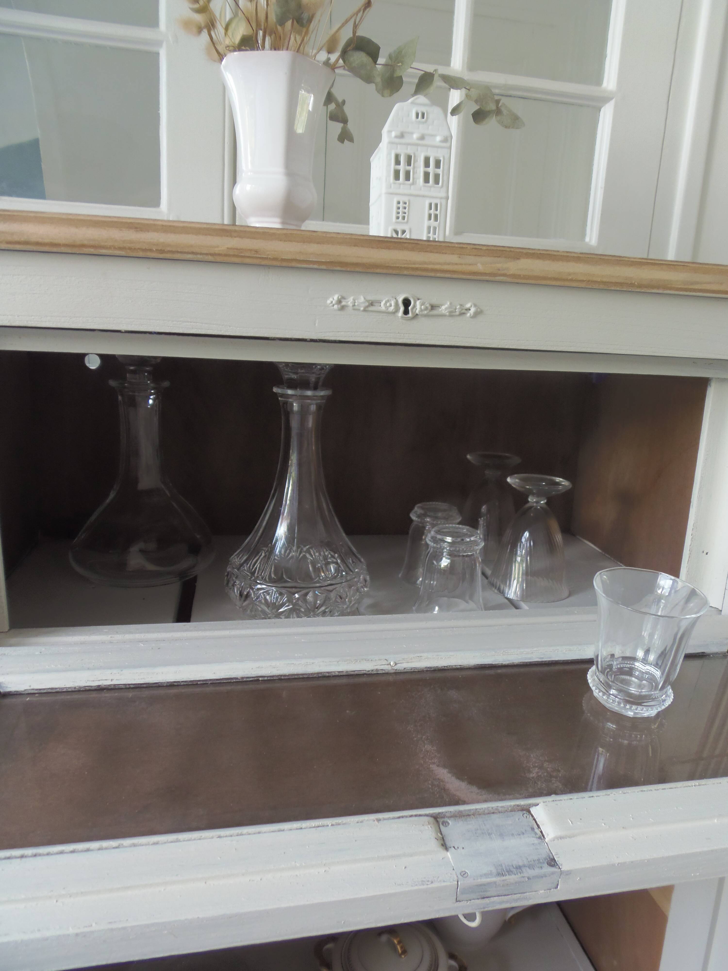 Small vintage piece of furniture sublimated in a linen shade, wooden top.