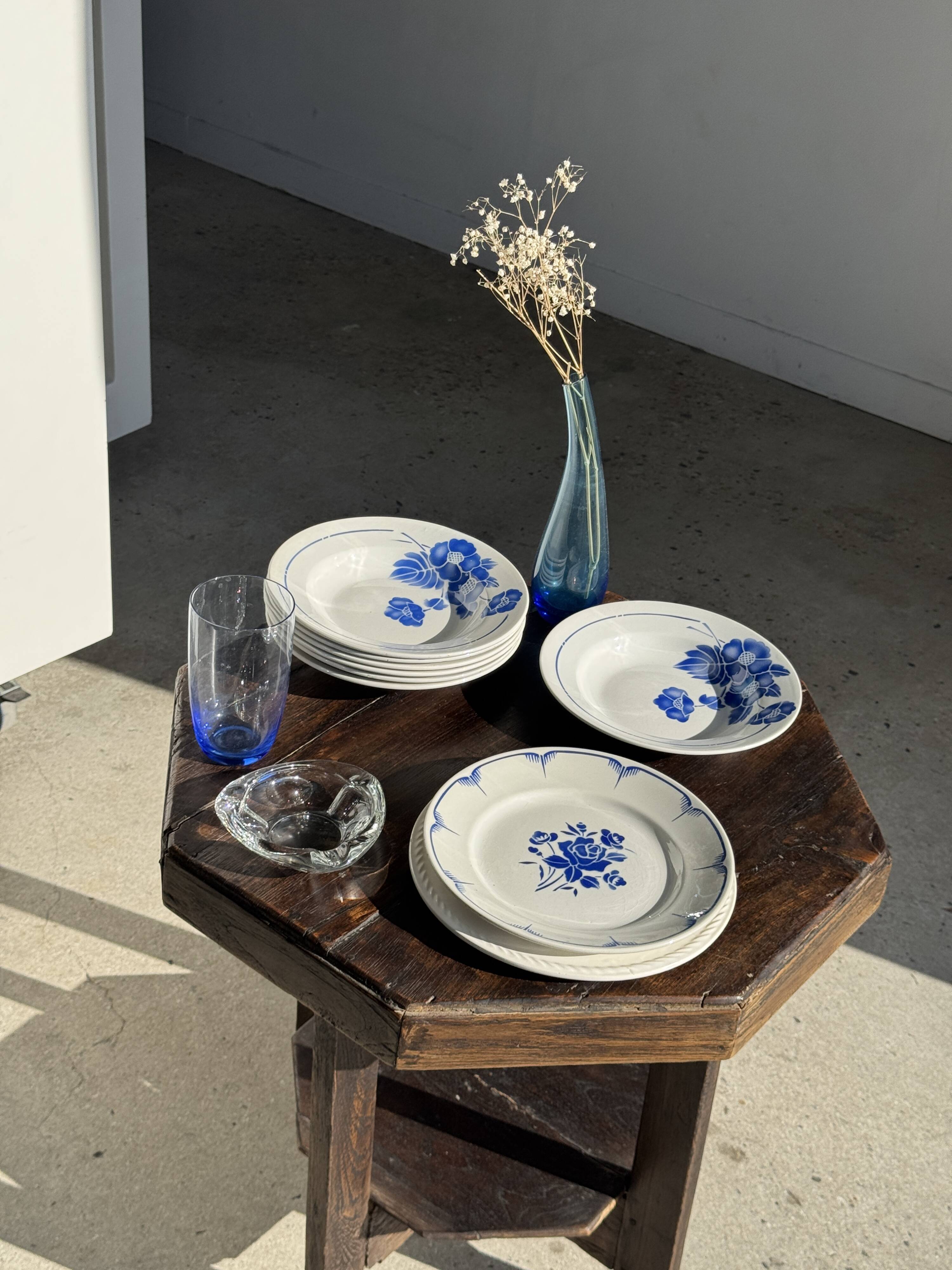 Decorative plate with blue flower pattern D25