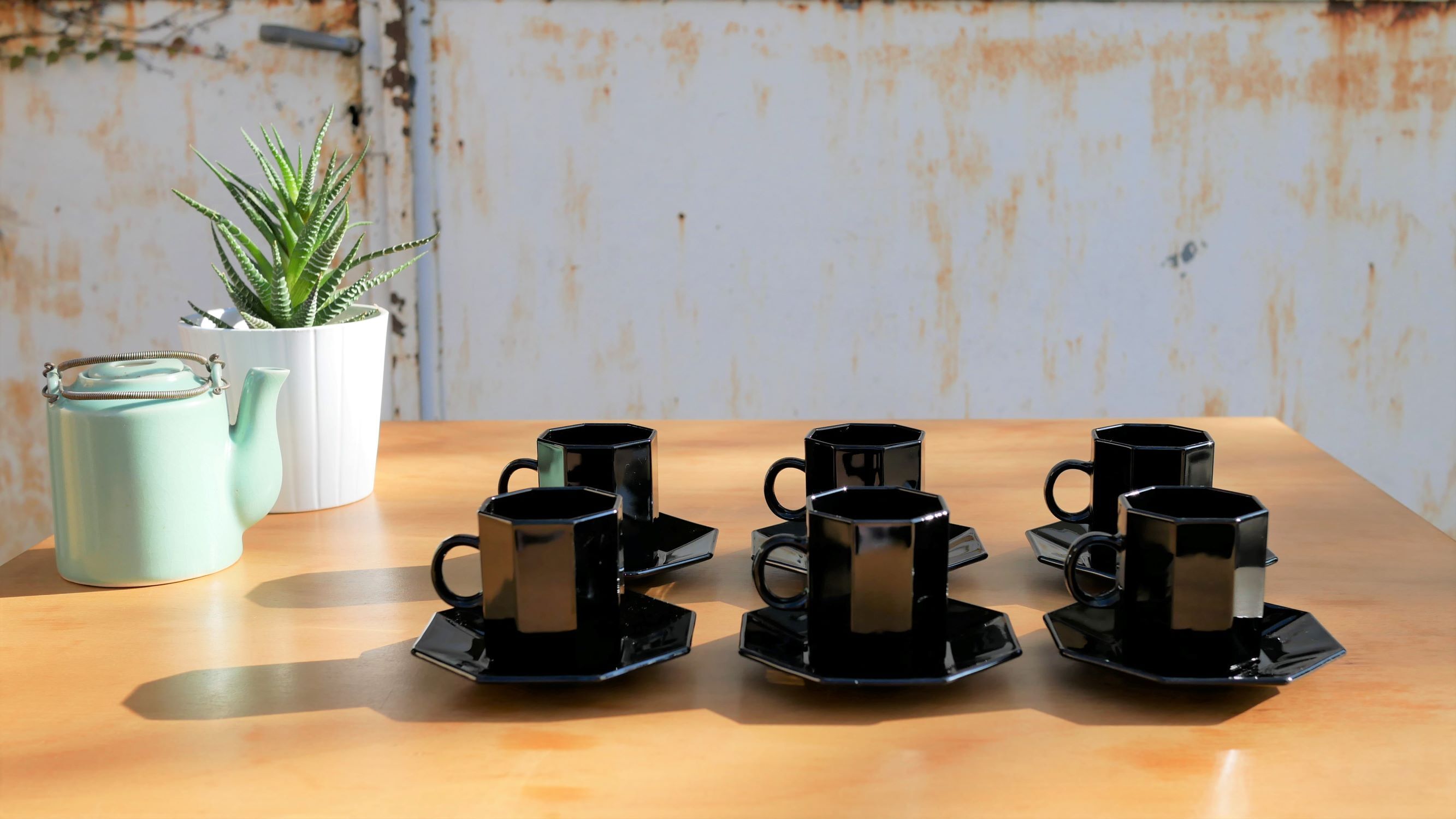 Set of 6 cups and under black vintage cups