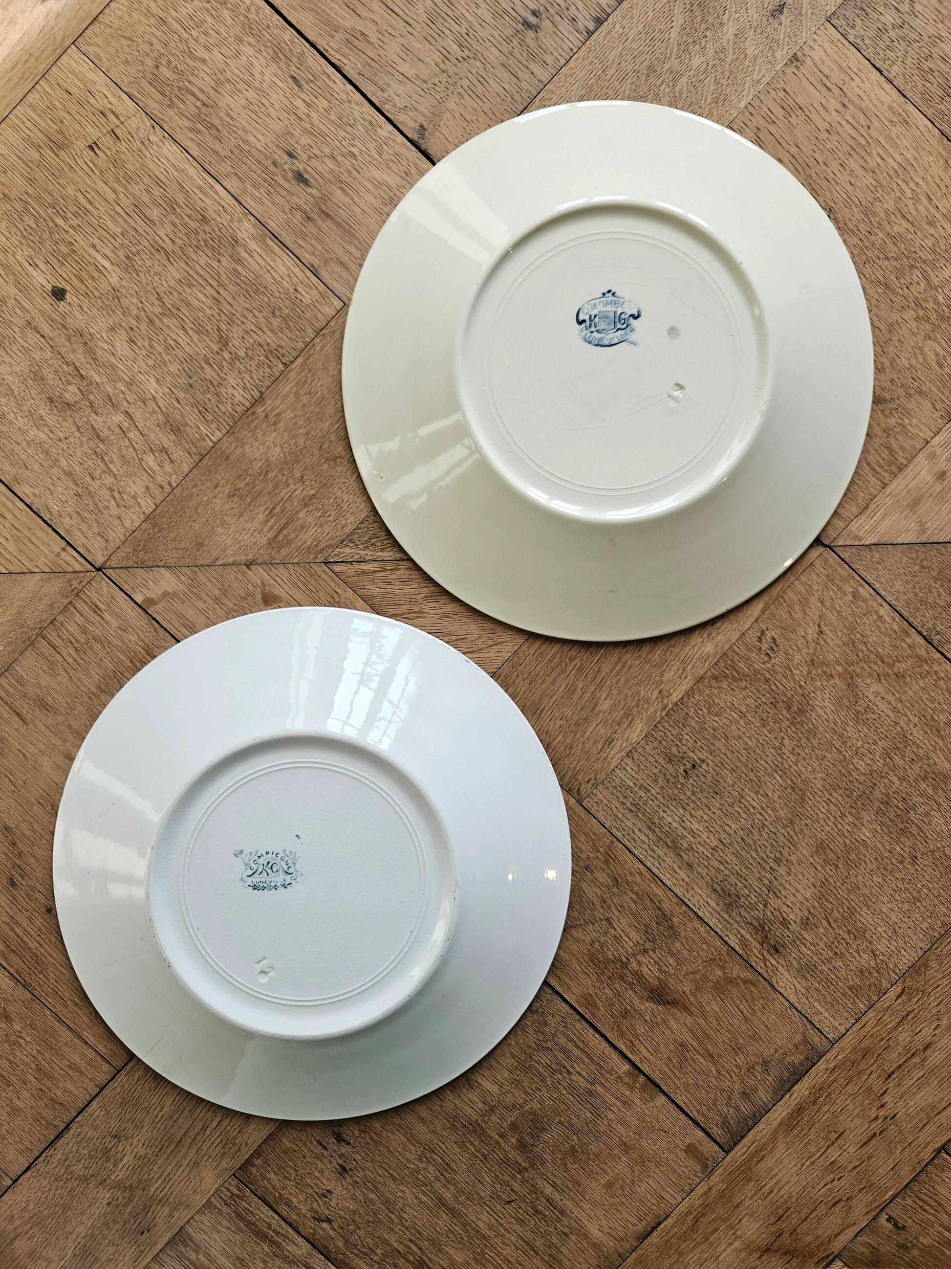 Assiettes plates anciennes dépareillées terre de fer