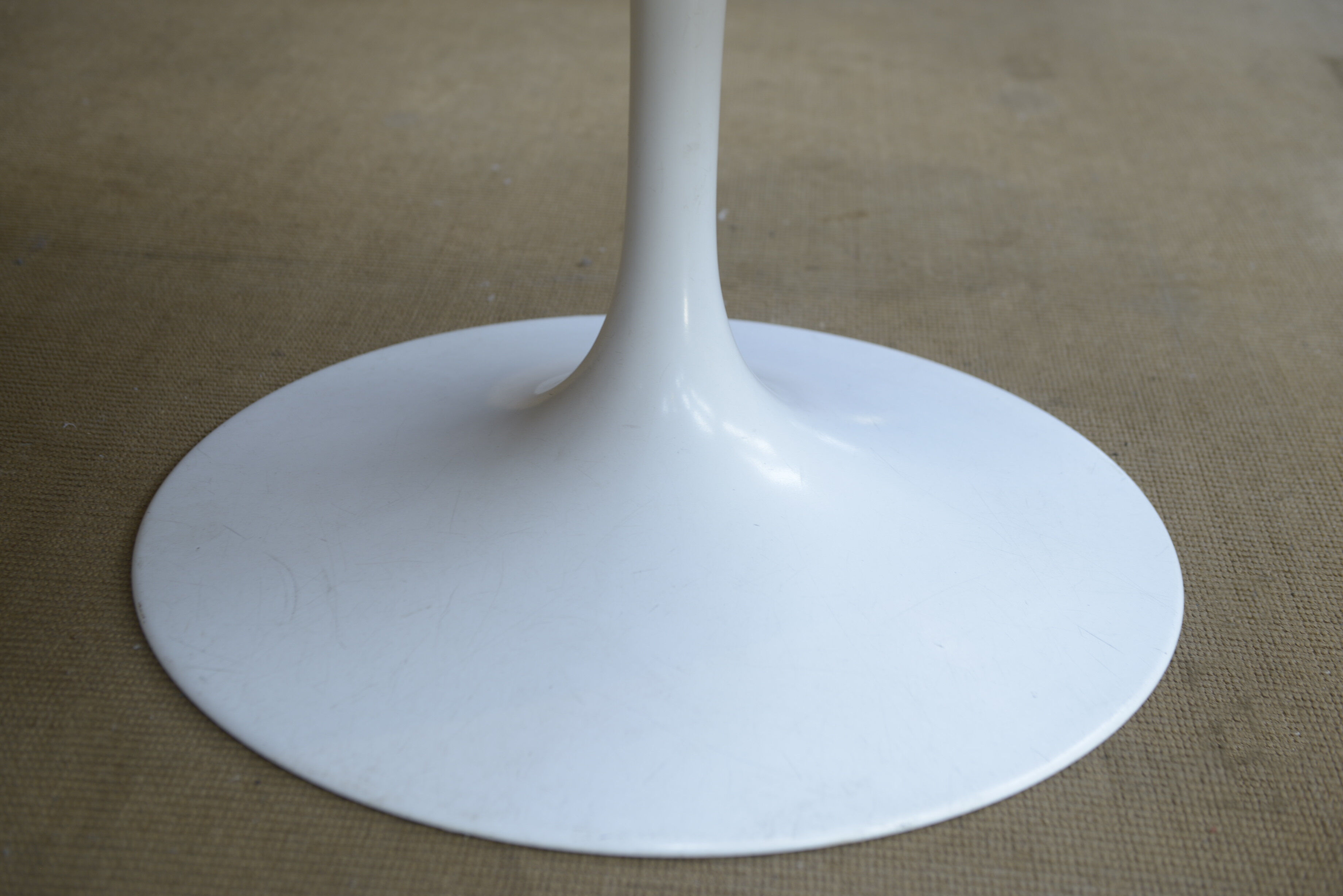 Round table "tulip 137" in marble, Eero Saarinen, Knoll 1960