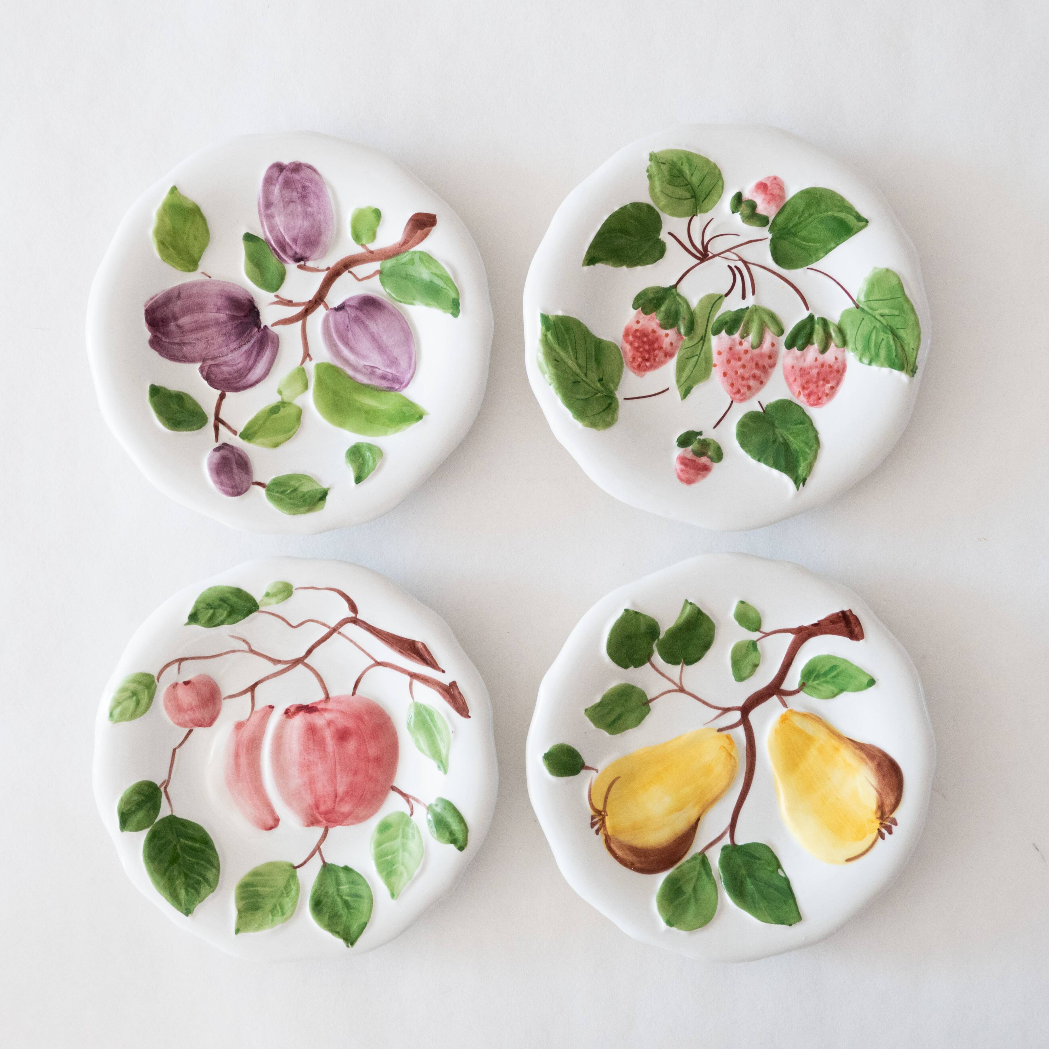4 vintage plates in slurry fruit decoration
