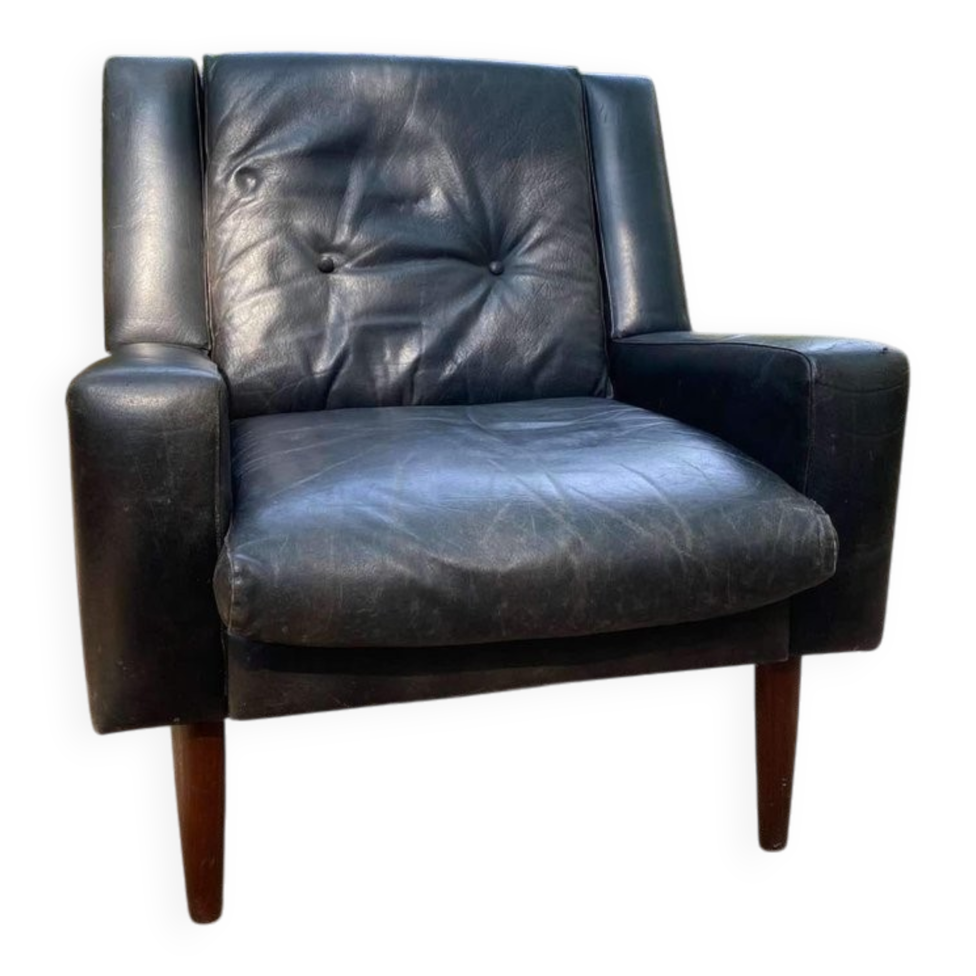 Mid-Century Italian armchair from the 1960s in black leather and dark wood, with a tufted backrest.