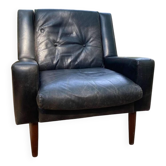 Mid-Century Italian armchair from the 1960s in black leather and dark wood, with a tufted backrest.