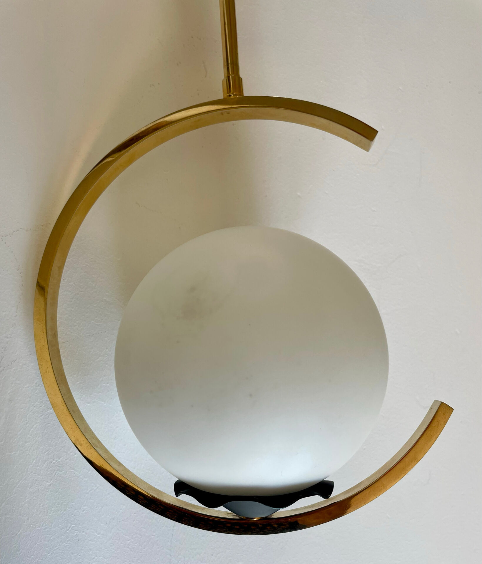 Suspension mid-century laiton et verre opalin