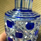 Flacon en cristal de Baccarat modèle diamants pierreries doublé bleu