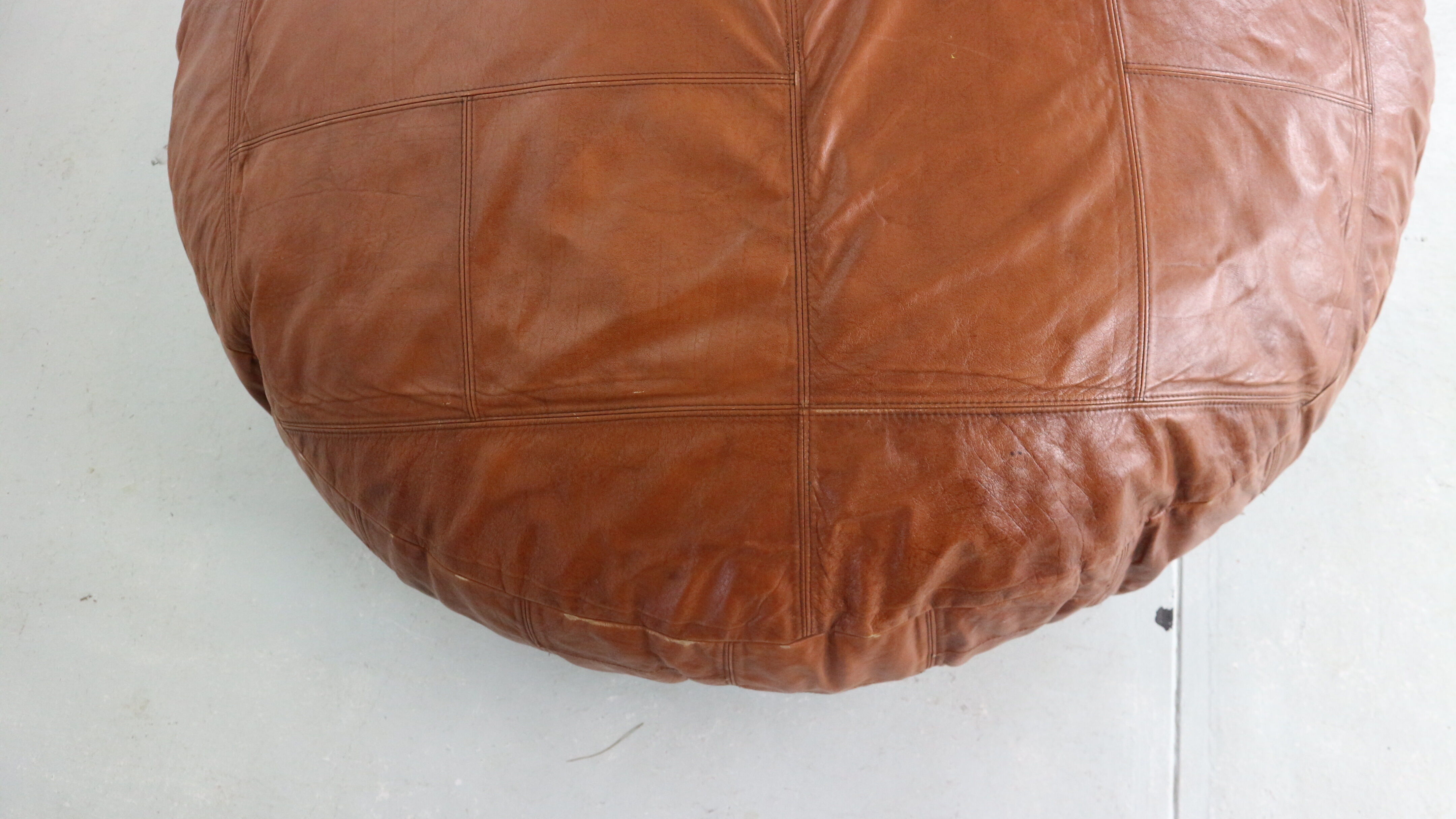 Pouf en cuir de couleur cognac 1960