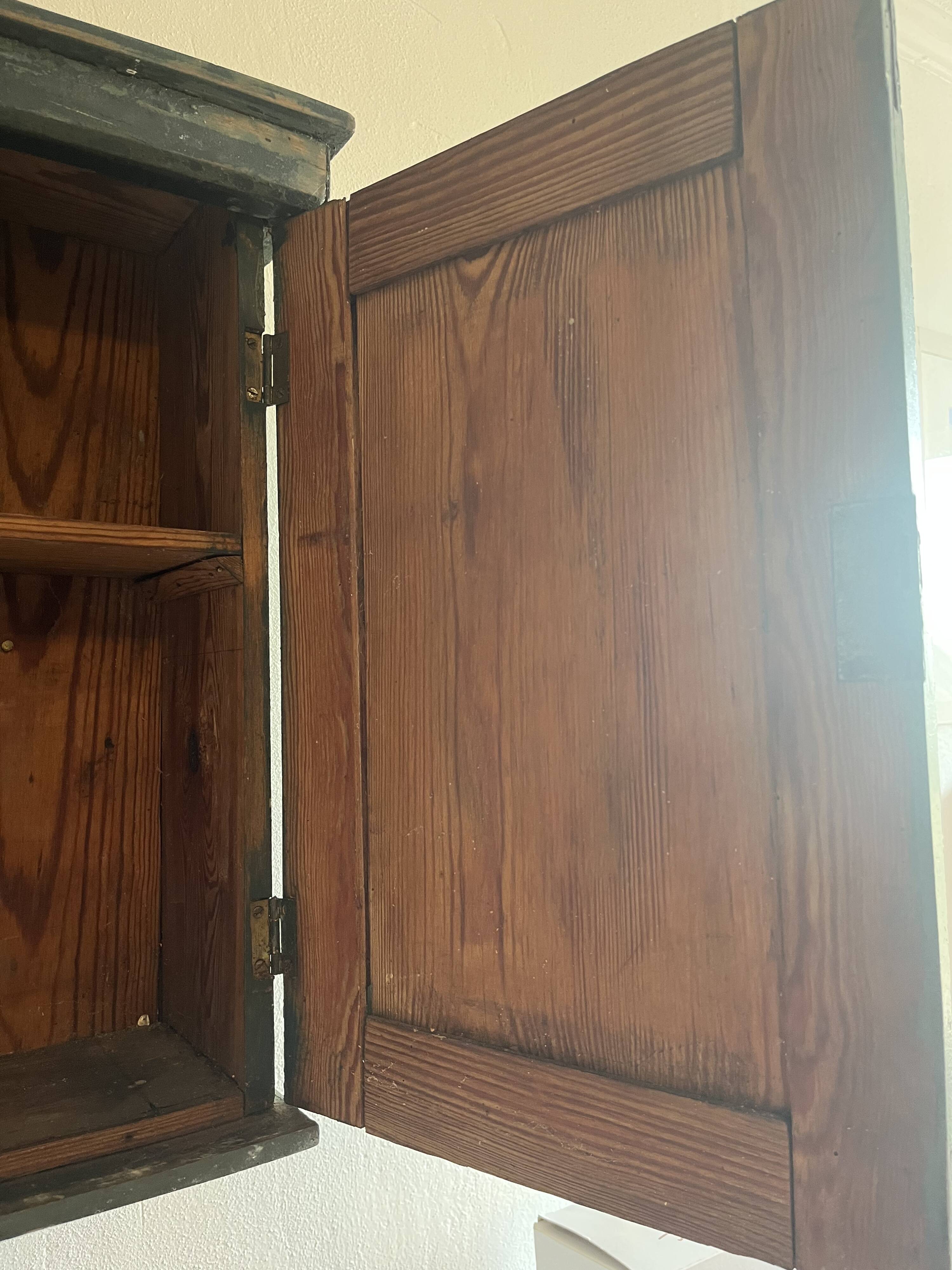 Armoire murale ancienne