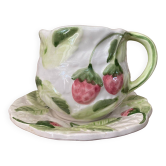 Tasse et soucoupe barbotine décor fraises et feuilles Portugal