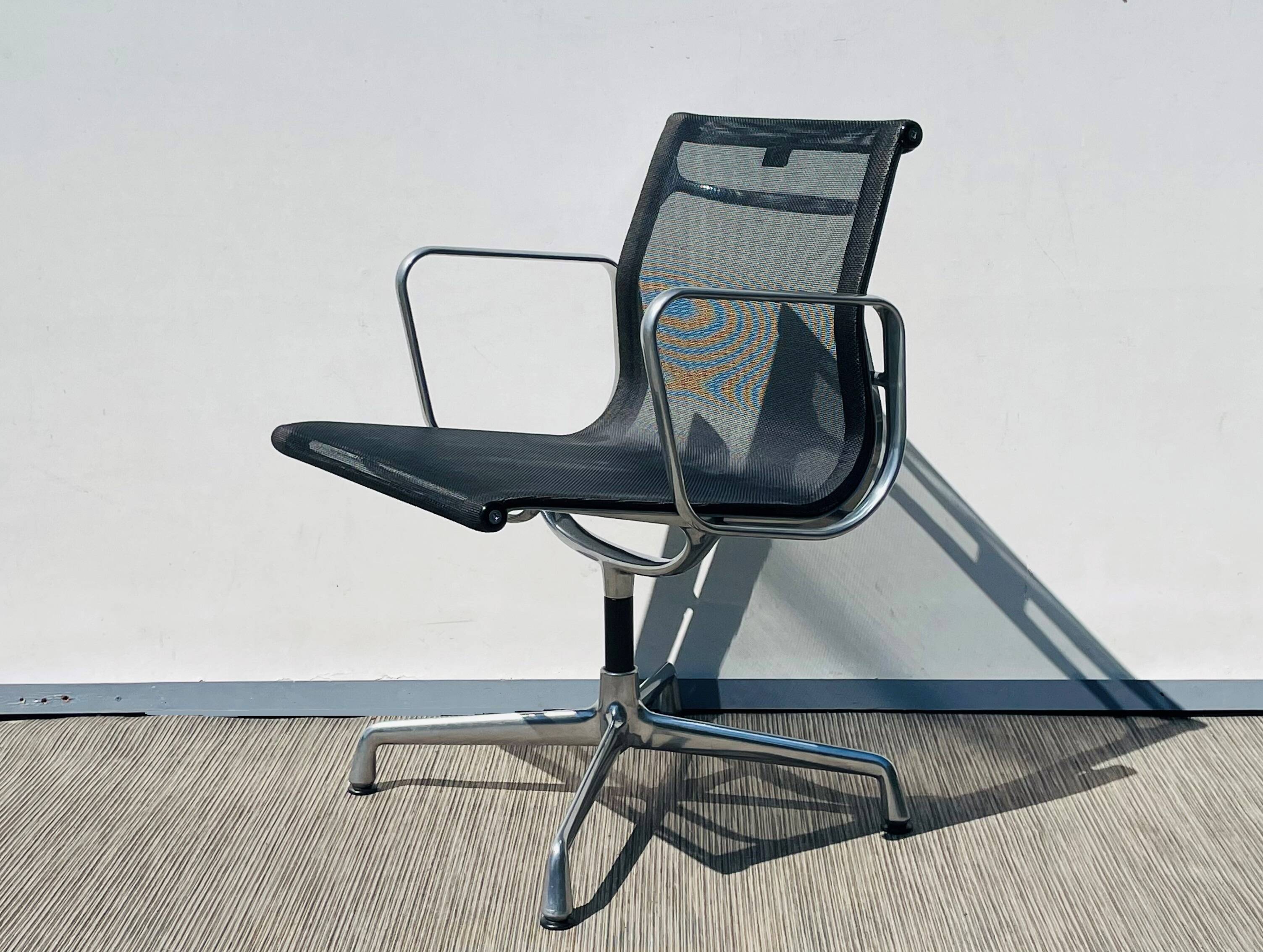 Paire de chaises Ch. Eames Alu Group résille Vitra Vintage