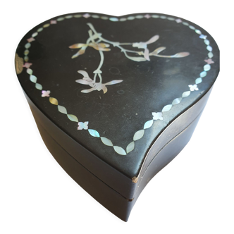 Heart-shaped jewelry box
