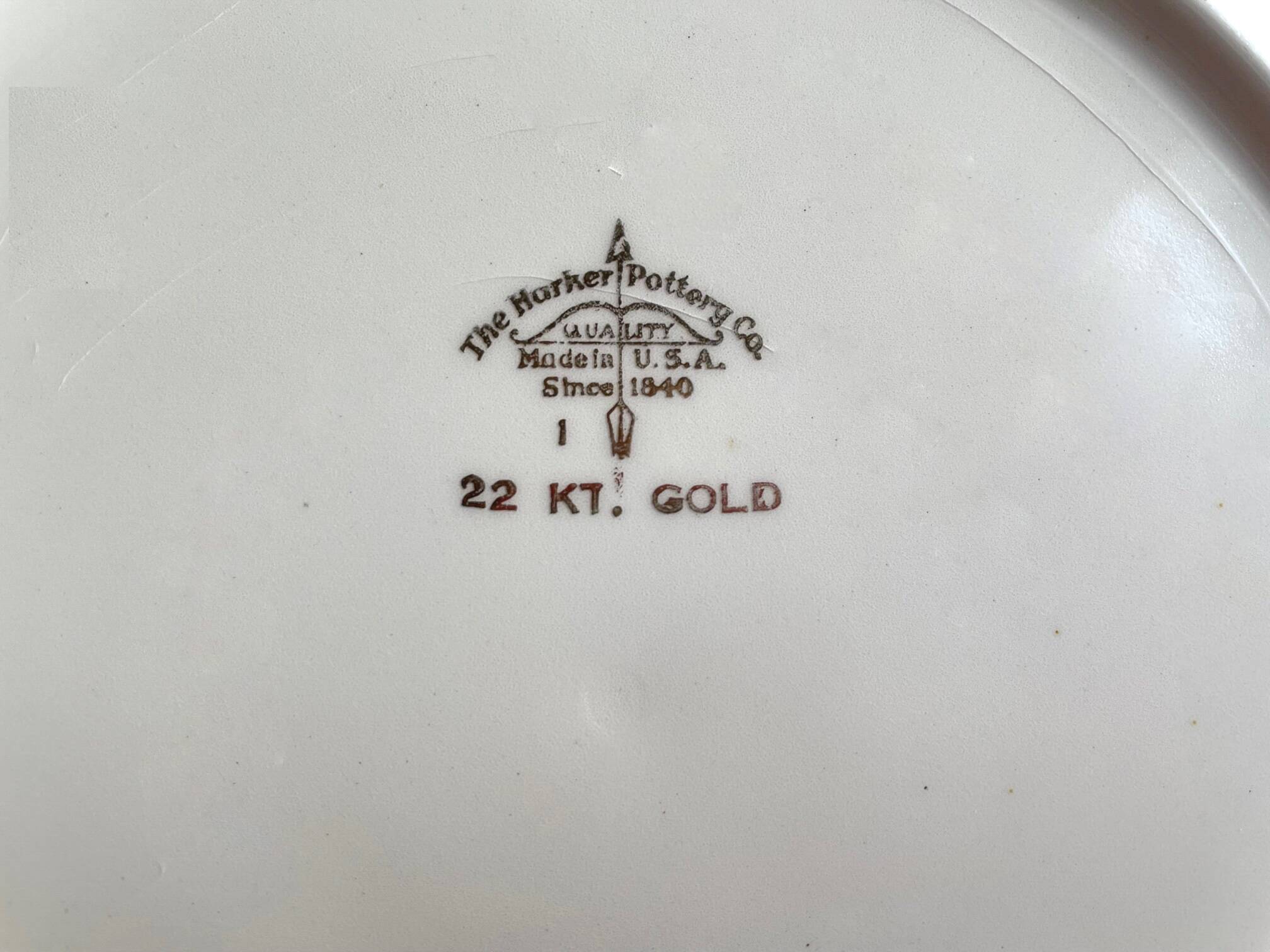 Decorative plate Harker with a red rose in the centre and a 22-carat gold border.
