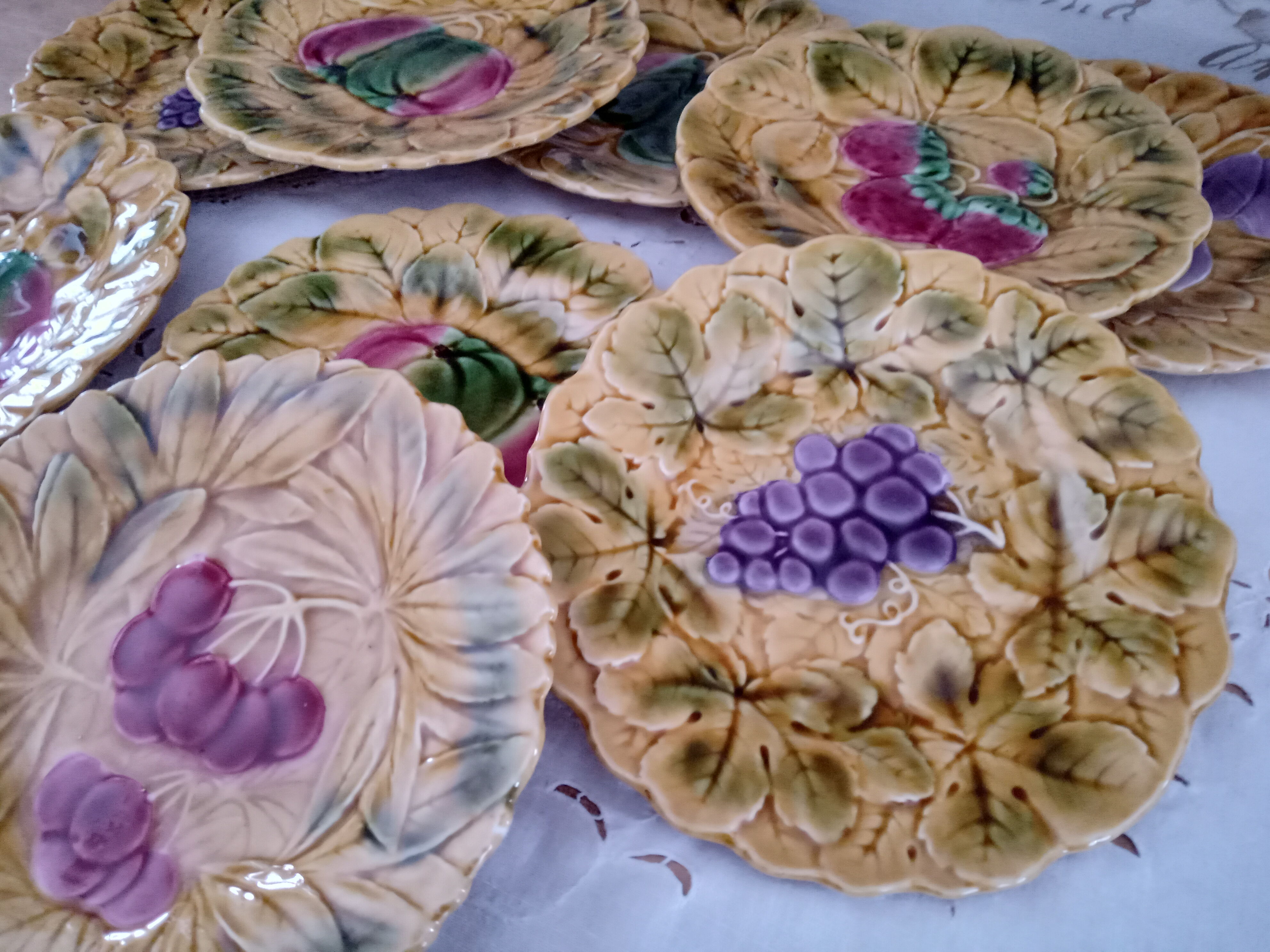 Lot de 9 assiettes à dessert en barbotine Sarreguemines France décor fruits