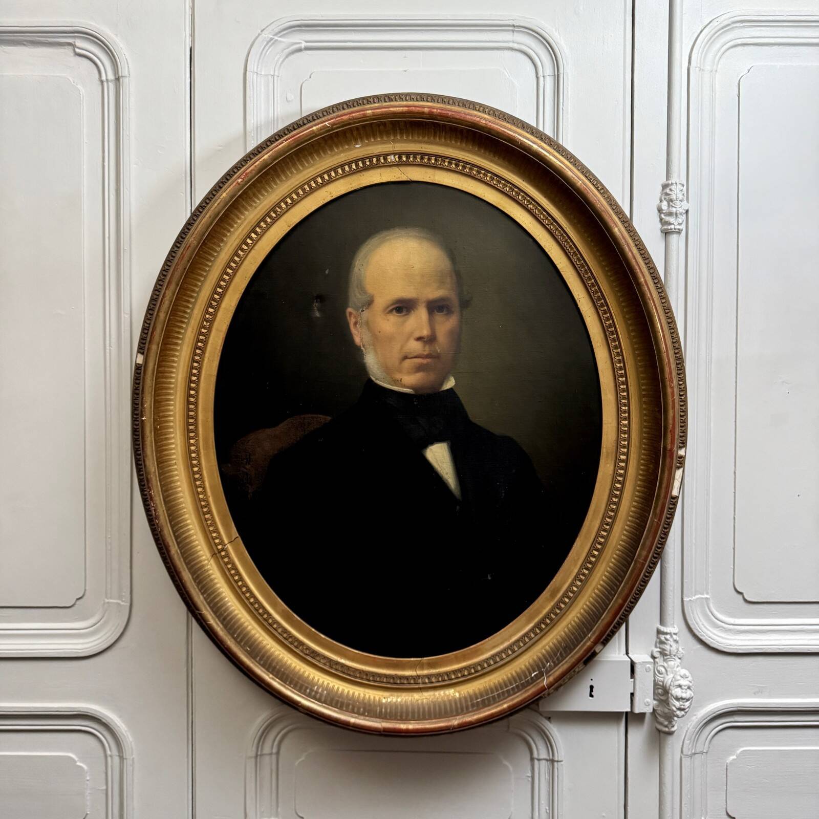 Oil on canvas portrait of a man, late 19th century, oval frame gilded with gold leaf.