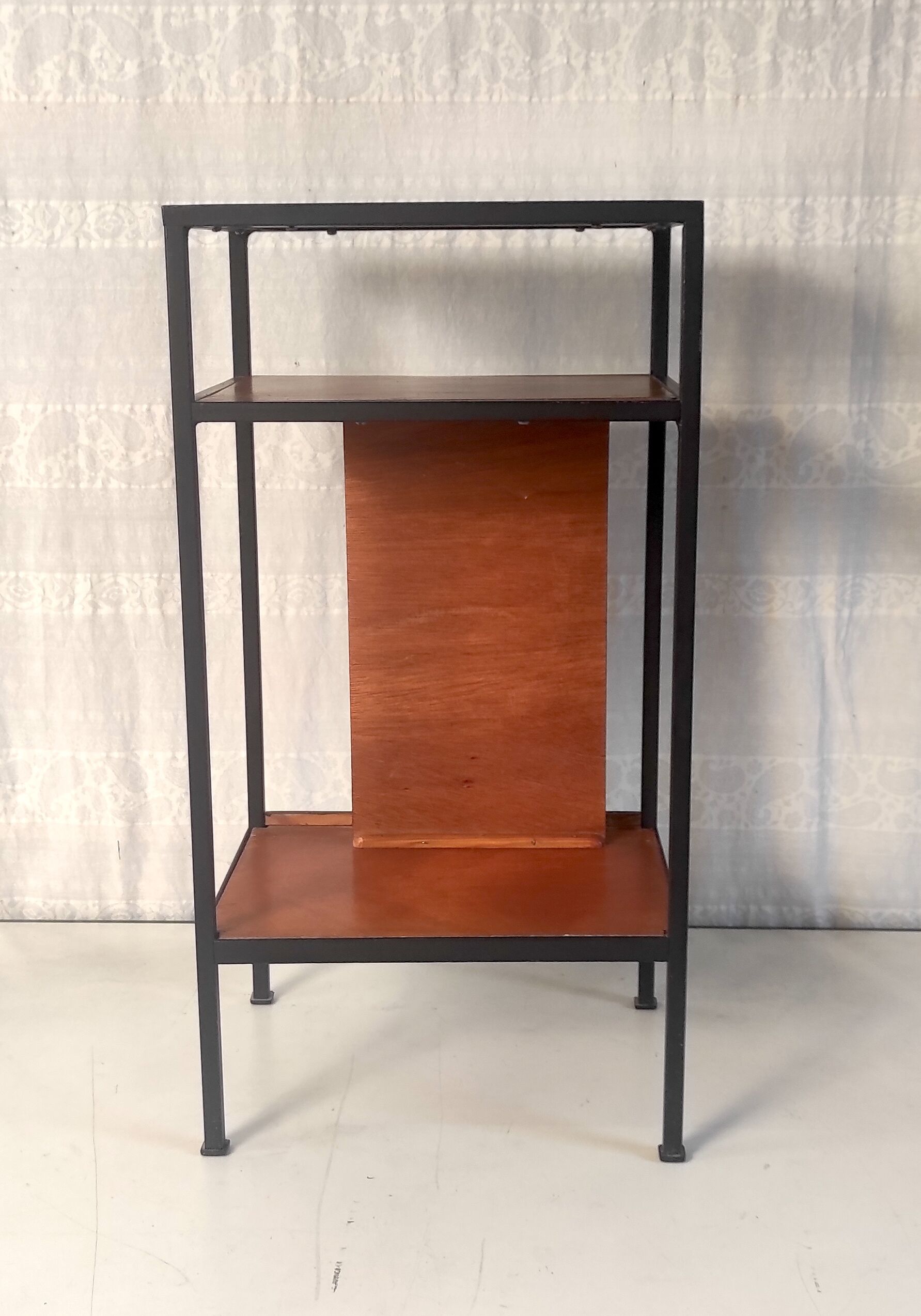 Table d’appoint moderniste métal et bois années 50-60