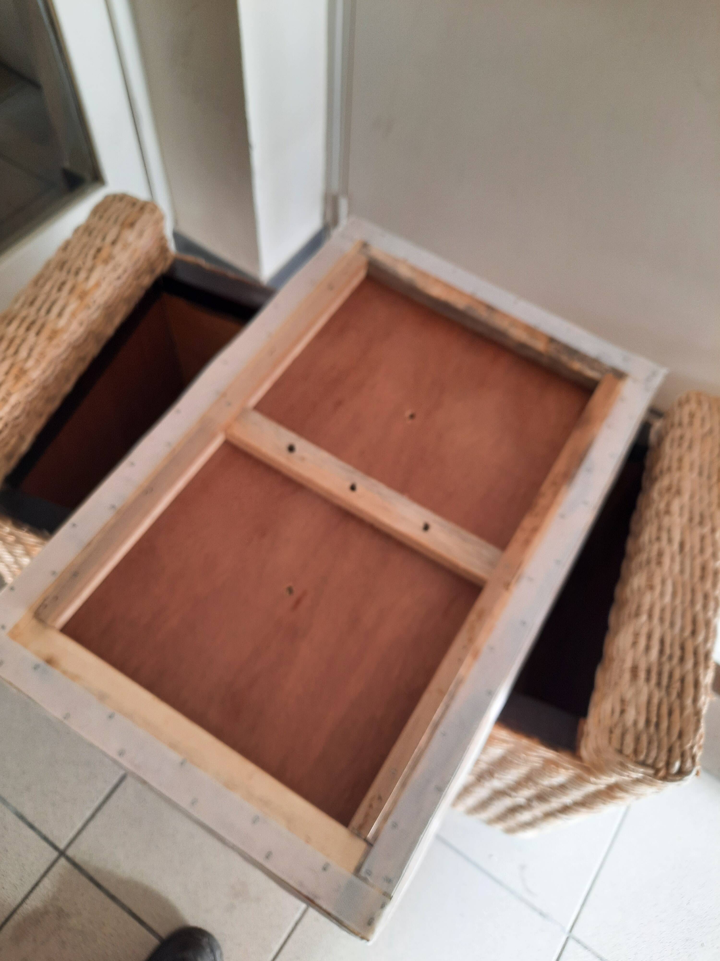 Pouf, coffre en rotin et bois