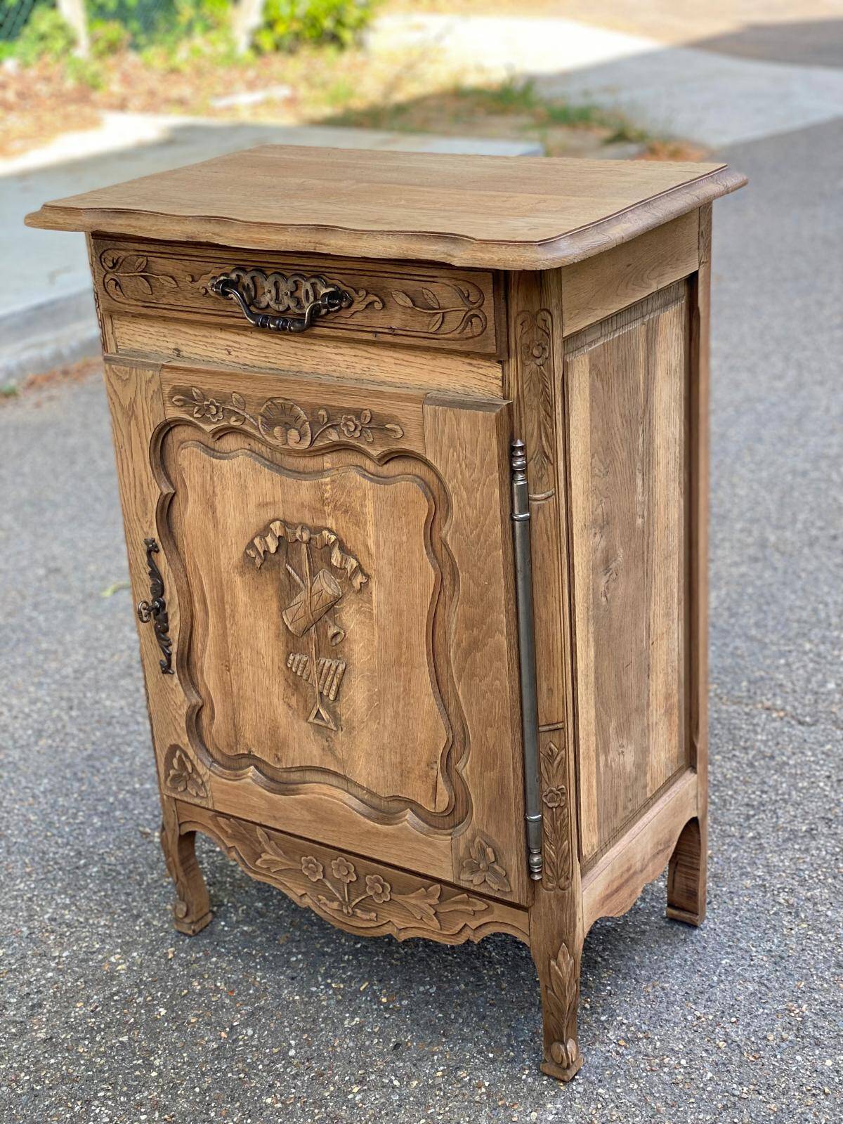 Louis XV chest of drawers renovated in solid raw oak wood, 18th century