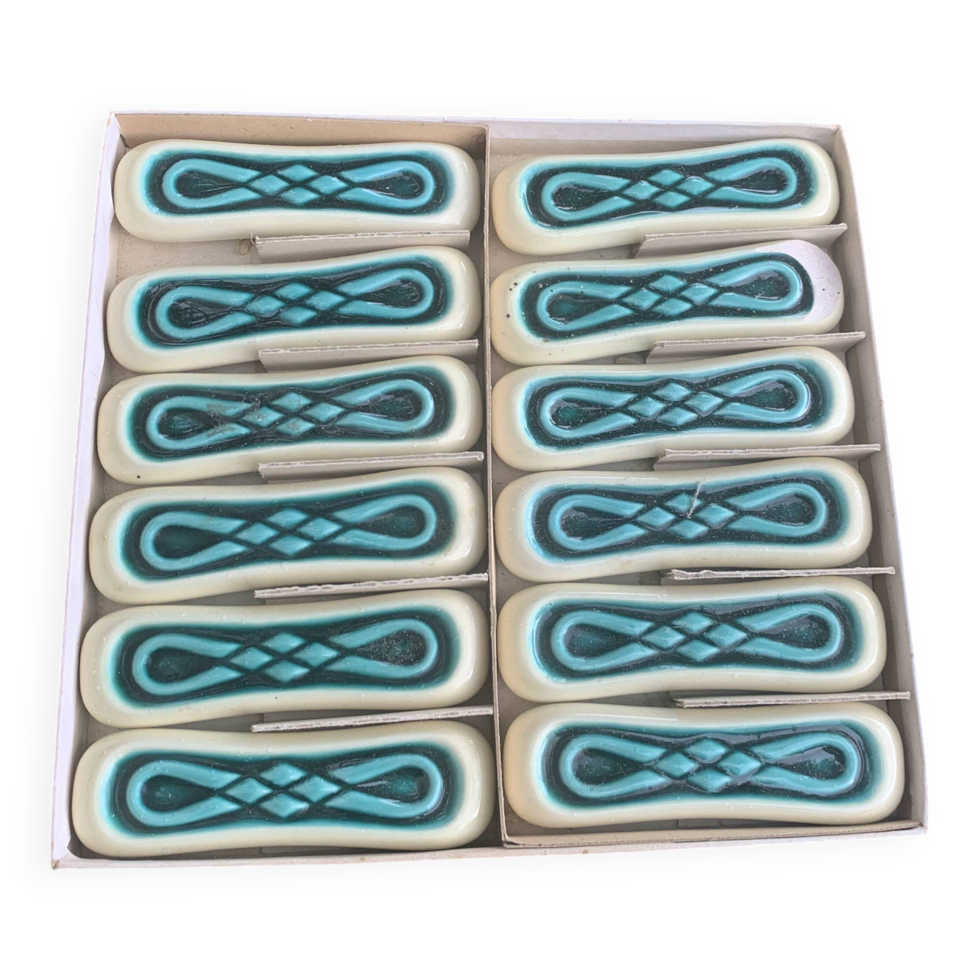 Set of 12 knife holders in green and beige glazed ceramic, slip,