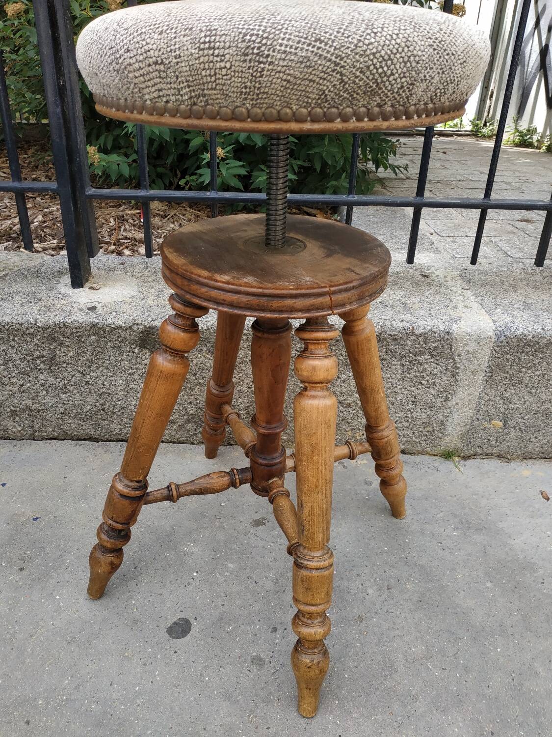 adjustable D Artistes stool