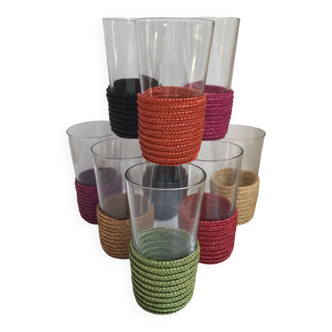 Lot de 9 petits verres avec support en rotin coloré années 70