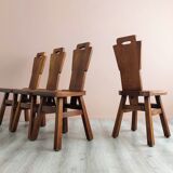 Ensemble de 4 chaises à manger en chêne brutaliste belge.