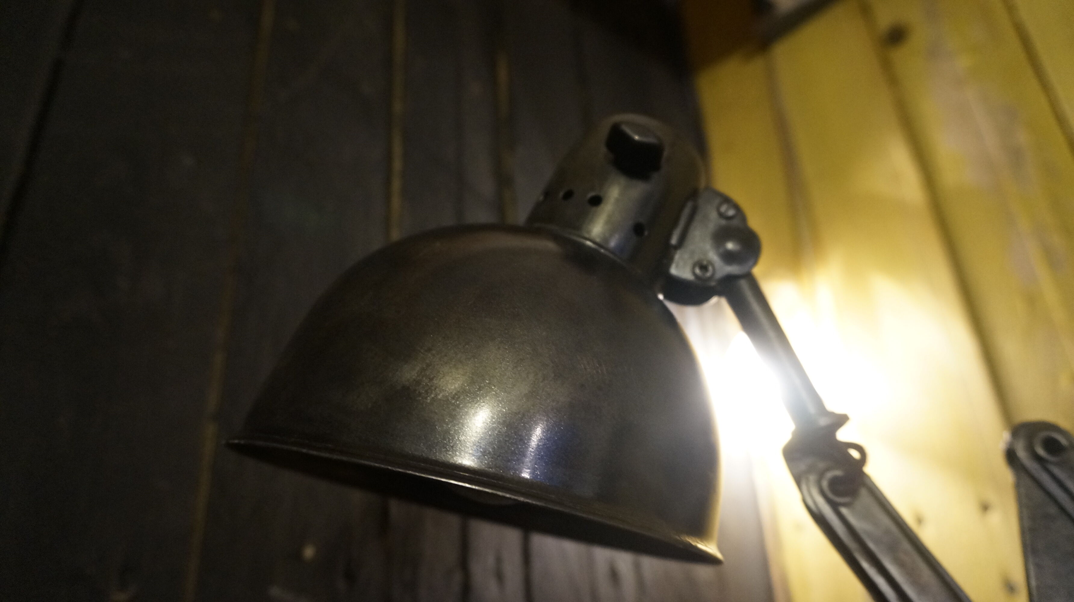 Accordion wall lamp